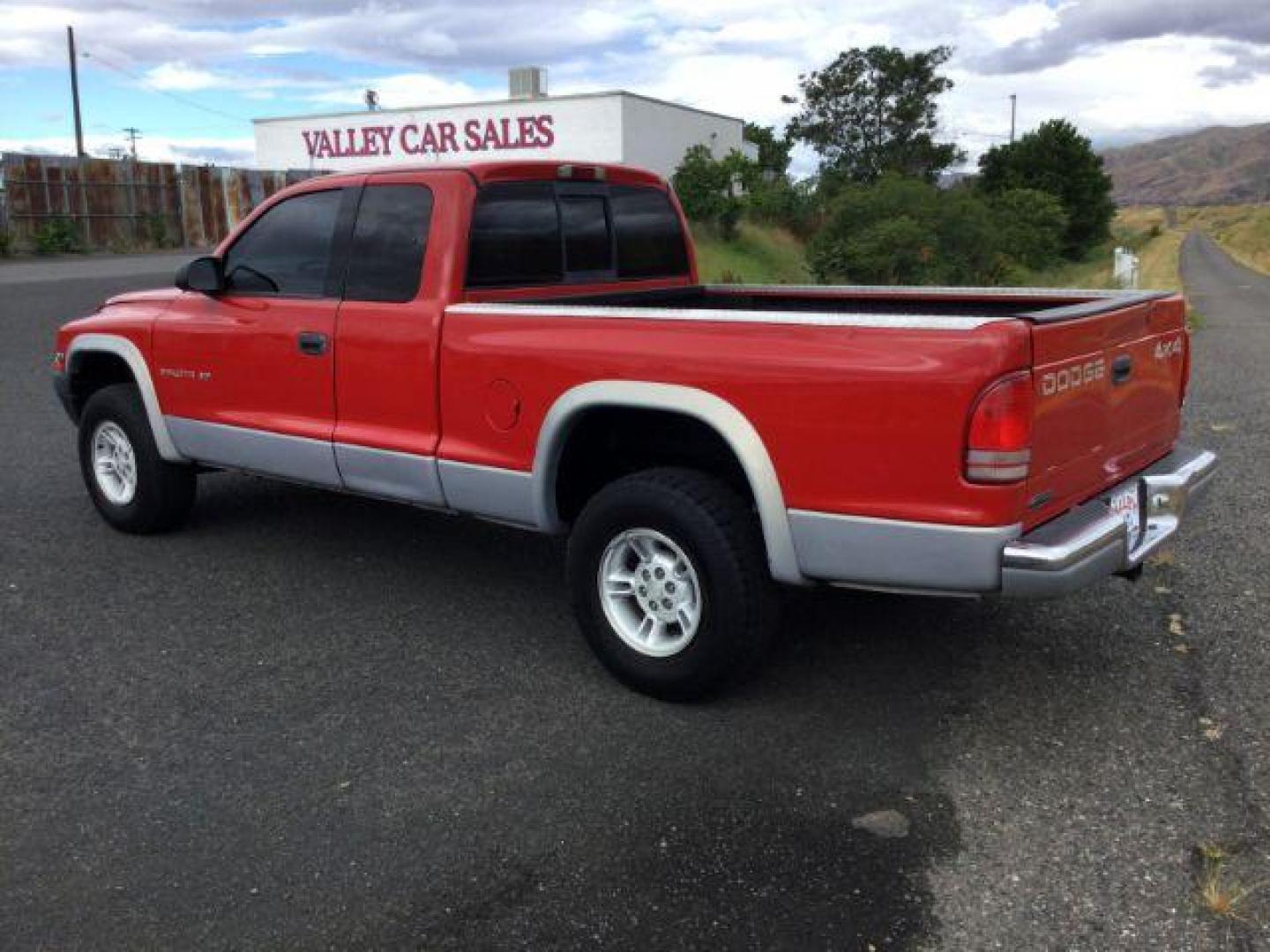 1997 RED /GRAY CLOTH Dodge Dakota Club Cab 4WD (1B7GG23Y5VS) with an 5.2L V8 OHV 16V engine, 4-Speed Automatic transmission, located at 1801 Main Street, Lewiston, 83501, (208) 743-9371, 46.417065, -117.004799 - Photo#17
