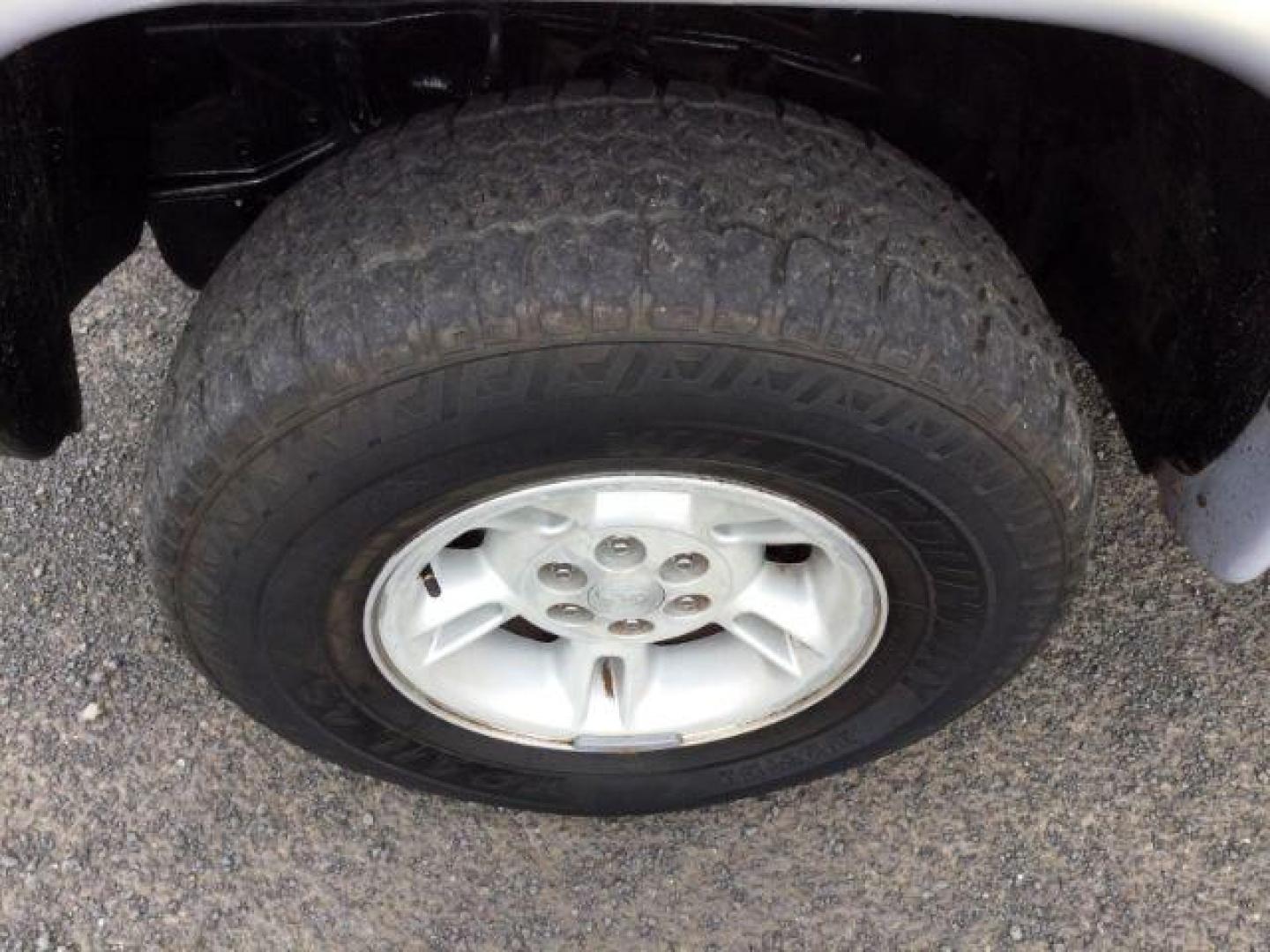 1997 RED /GRAY CLOTH Dodge Dakota Club Cab 4WD (1B7GG23Y5VS) with an 5.2L V8 OHV 16V engine, 4-Speed Automatic transmission, located at 1801 Main Street, Lewiston, 83501, (208) 743-9371, 46.417065, -117.004799 - Photo#19