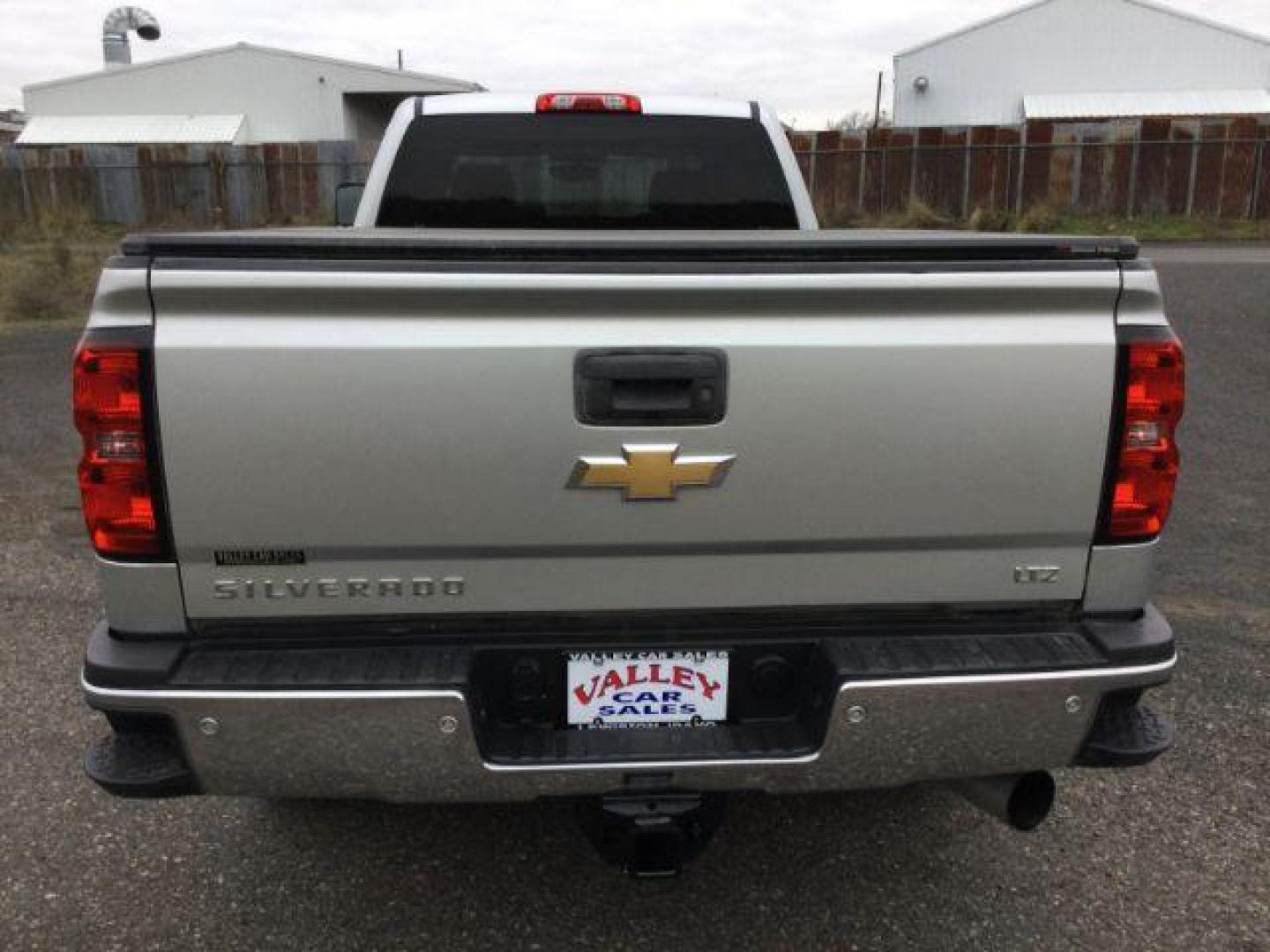 2015 Silver Ice Metallic /Jet Black Chevrolet Silverado 3500HD LTZ (1GC4K0C83FF) with an 6.6L V8 OHV 32V TURBO DIESEL engine, 6-Speed Automatic transmission, located at 1801 Main Street, Lewiston, 83501, (208) 743-9371, 46.417065, -117.004799 - Photo#17