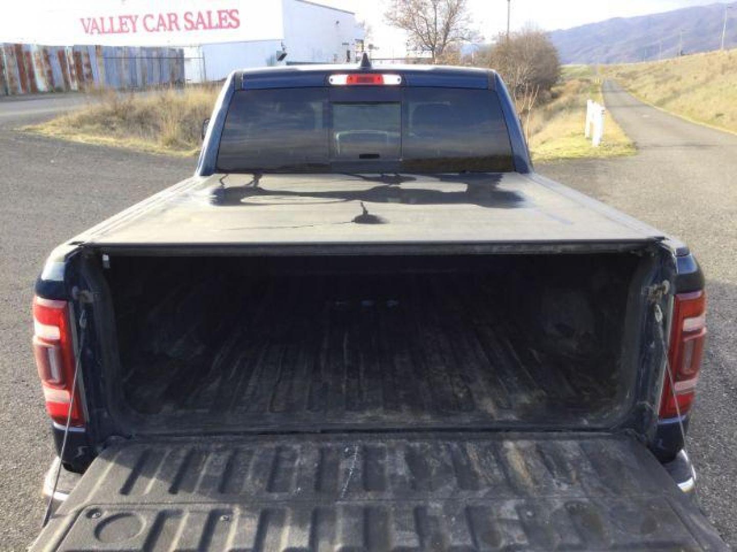 2019 Patriot Blue Pearlcoat /Diesel Gray/Black Ram 1500 Big Horn/Lone Star Crew Cab 4x4 5'7 Box (1C6SRFFT6KN) with an HEMI 5.7L V-8 variable valve control engine, 8-Speed Automatic transmission, located at 1801 Main Street, Lewiston, 83501, (208) 743-9371, 46.417065, -117.004799 - Photo#9