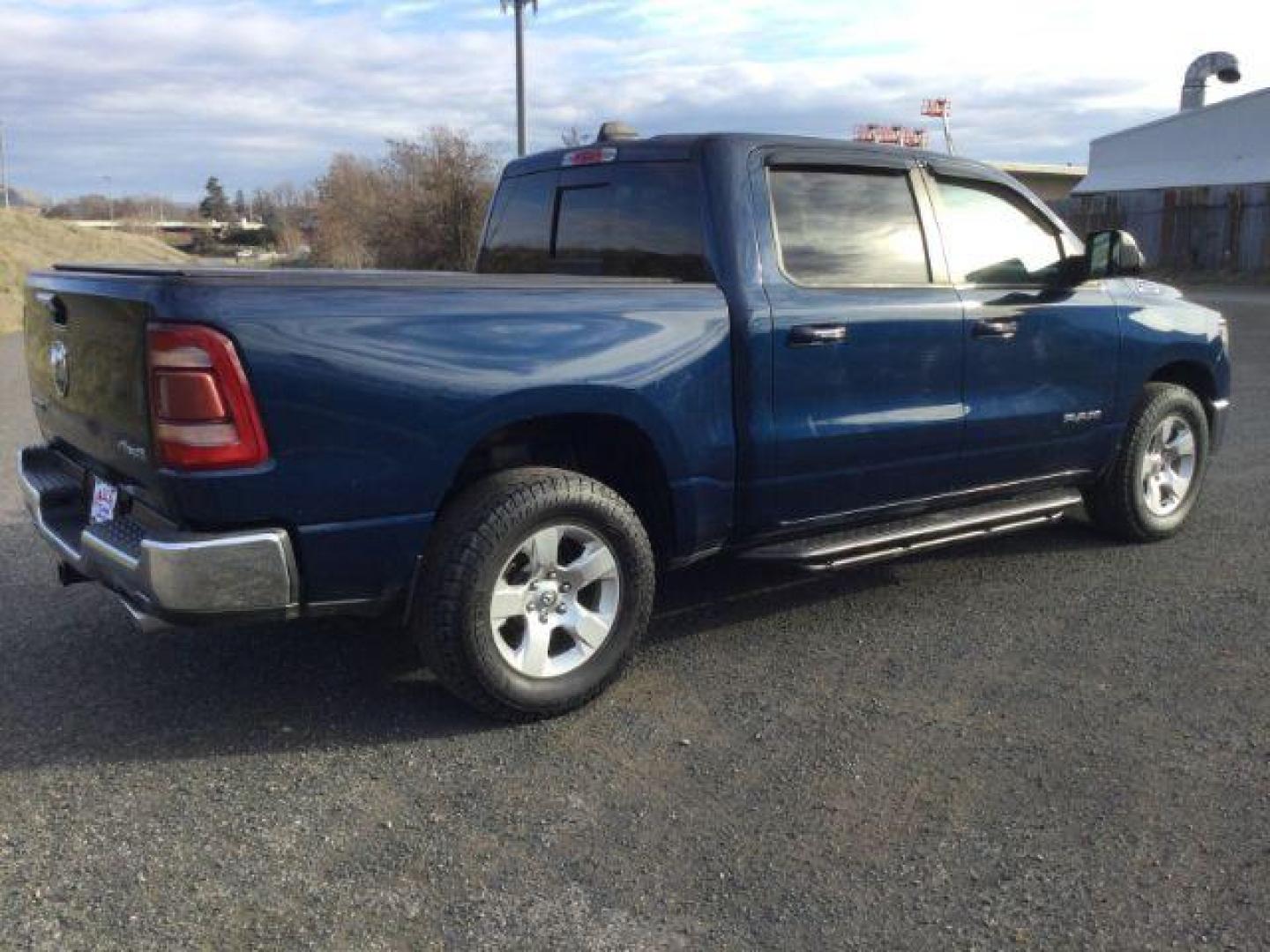 2019 Patriot Blue Pearlcoat /Diesel Gray/Black Ram 1500 Big Horn/Lone Star Crew Cab 4x4 5'7 Box (1C6SRFFT6KN) with an HEMI 5.7L V-8 variable valve control engine, 8-Speed Automatic transmission, located at 1801 Main Street, Lewiston, 83501, (208) 743-9371, 46.417065, -117.004799 - Photo#12