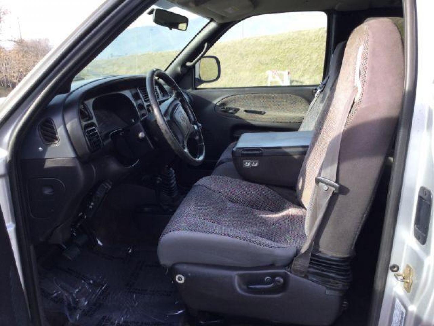 2002 Bright Silver Metallic Clearcoat /Agate Dodge Ram 2500 SLT | ST (3B7KF23CX2M) with an Cummins 5.9L I-6 diesel direct injection engine, 6-SPEED transmission, located at 1801 Main Street, Lewiston, 83501, (208) 743-9371, 46.417065, -117.004799 - Photo#4