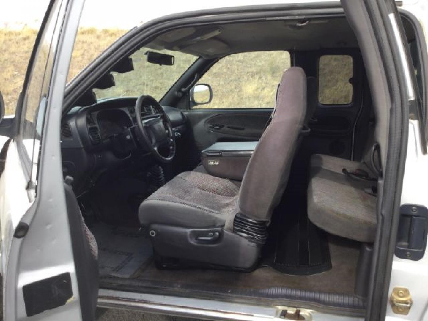 2002 Bright Silver Metallic Clearcoat /Agate Dodge Ram 2500 SLT (3B7KF23CX2M) with an Cummins 5.9L I-6 diesel direct injection engine, 6-Speed Manual Transmission transmission, located at 1801 Main Street, Lewiston, 83501, (208) 743-9371, 46.417065, -117.004799- Photo#7