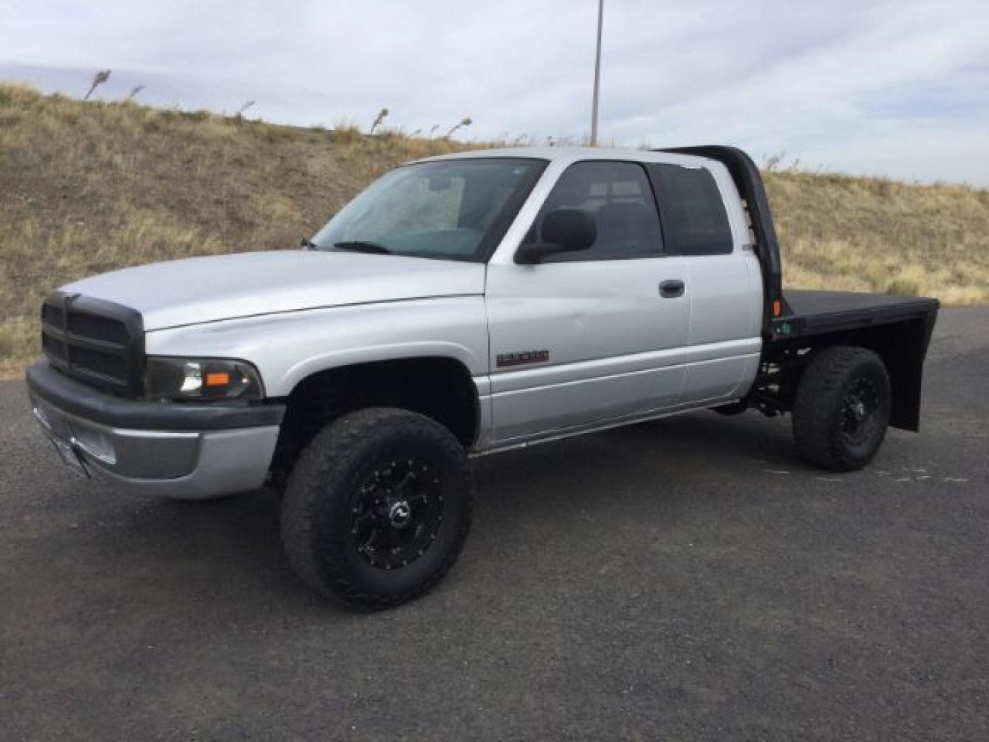 2002 Bright Silver Metallic Clearcoat /Agate Dodge Ram 2500 SLT (3B7KF23CX2M) with an Cummins 5.9L I-6 diesel direct injection engine, 6-Speed Manual Transmission transmission, located at 1801 Main Street, Lewiston, 83501, (208) 743-9371, 46.417065, -117.004799- Photo#11