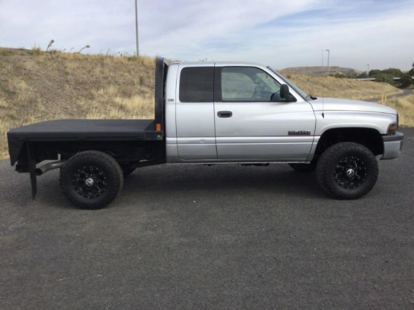 2002 Bright Silver Metallic Clearcoat /Agate Dodge Ram 2500 SLT (3B7KF23CX2M) with an Cummins 5.9L I-6 diesel direct injection engine, 6-Speed Manual Transmission transmission, located at 1801 Main Street, Lewiston, 83501, (208) 743-9371, 46.417065, -117.004799- Photo#13