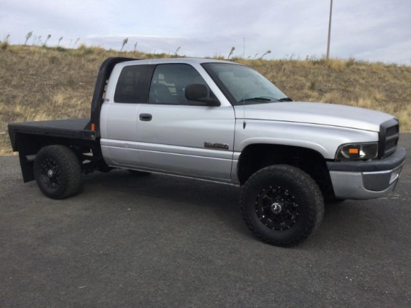 2002 Bright Silver Metallic Clearcoat /Agate Dodge Ram 2500 SLT (3B7KF23CX2M) with an Cummins 5.9L I-6 diesel direct injection engine, 6-Speed Manual Transmission transmission, located at 1801 Main Street, Lewiston, 83501, (208) 743-9371, 46.417065, -117.004799- Photo#14