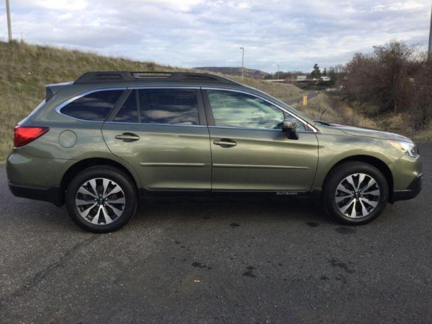 2016 Wilderness Green Metallic /Warm Ivory Leather, leather Subaru Outback 2.5i Limited (4S4BSANC3G3) with an 2.5L H4 DOHC 16V engine, Continuously Variable Transmission transmission, located at 1801 Main Street, Lewiston, 83501, (208) 743-9371, 46.417065, -117.004799 - Photo#18