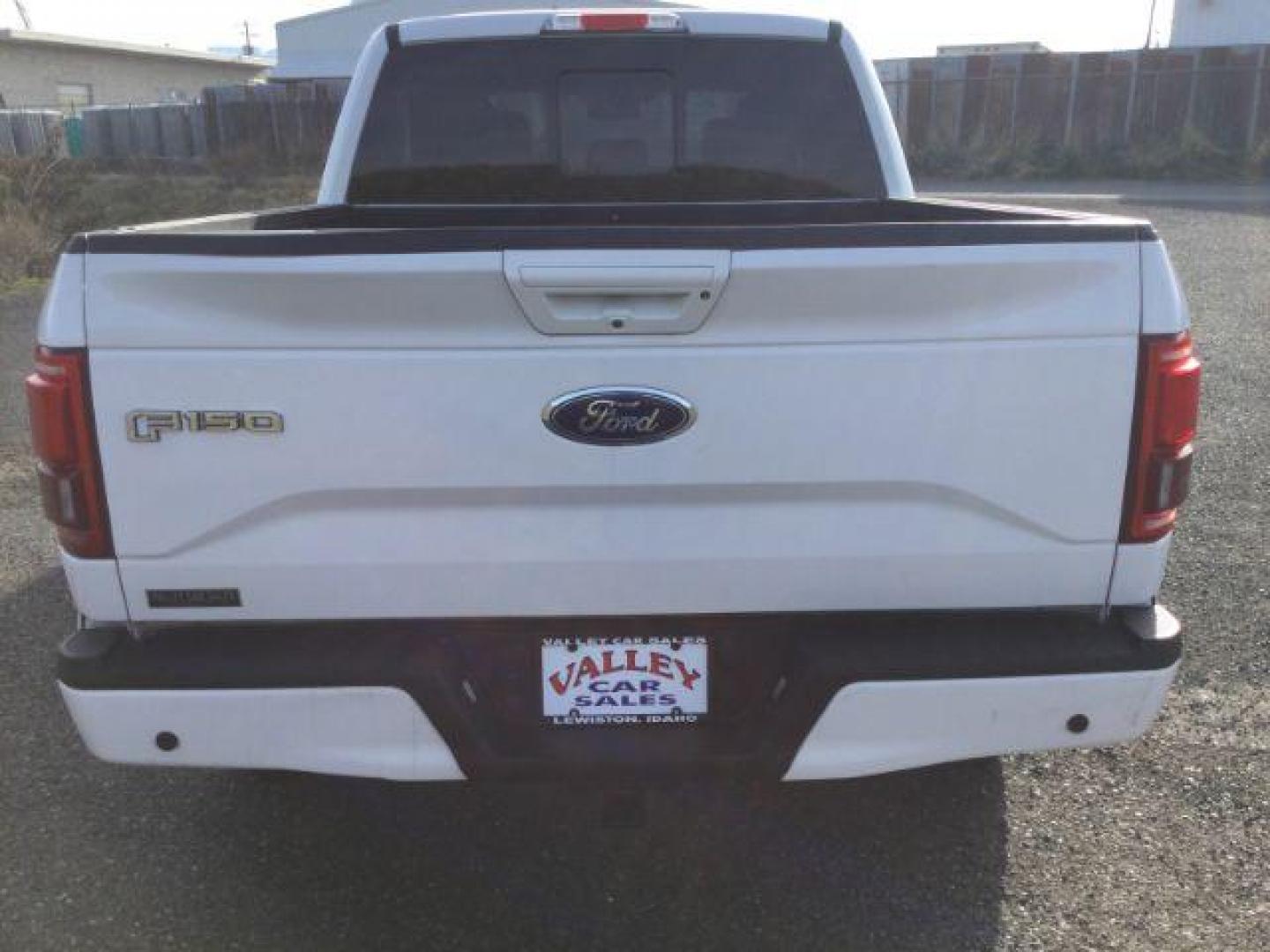 2015 Oxford White /Black Leather Ford F-150 Lariat SuperCrew 5.5ft Bed 4WD (1FTEW1EG1FK) with an EcoBoost 3.5L V-6 gasoline direct injection engine, 6-Speed Automatic transmission, located at 1801 Main Street, Lewiston, 83501, (208) 743-9371, 46.417065, -117.004799 - Photo#17
