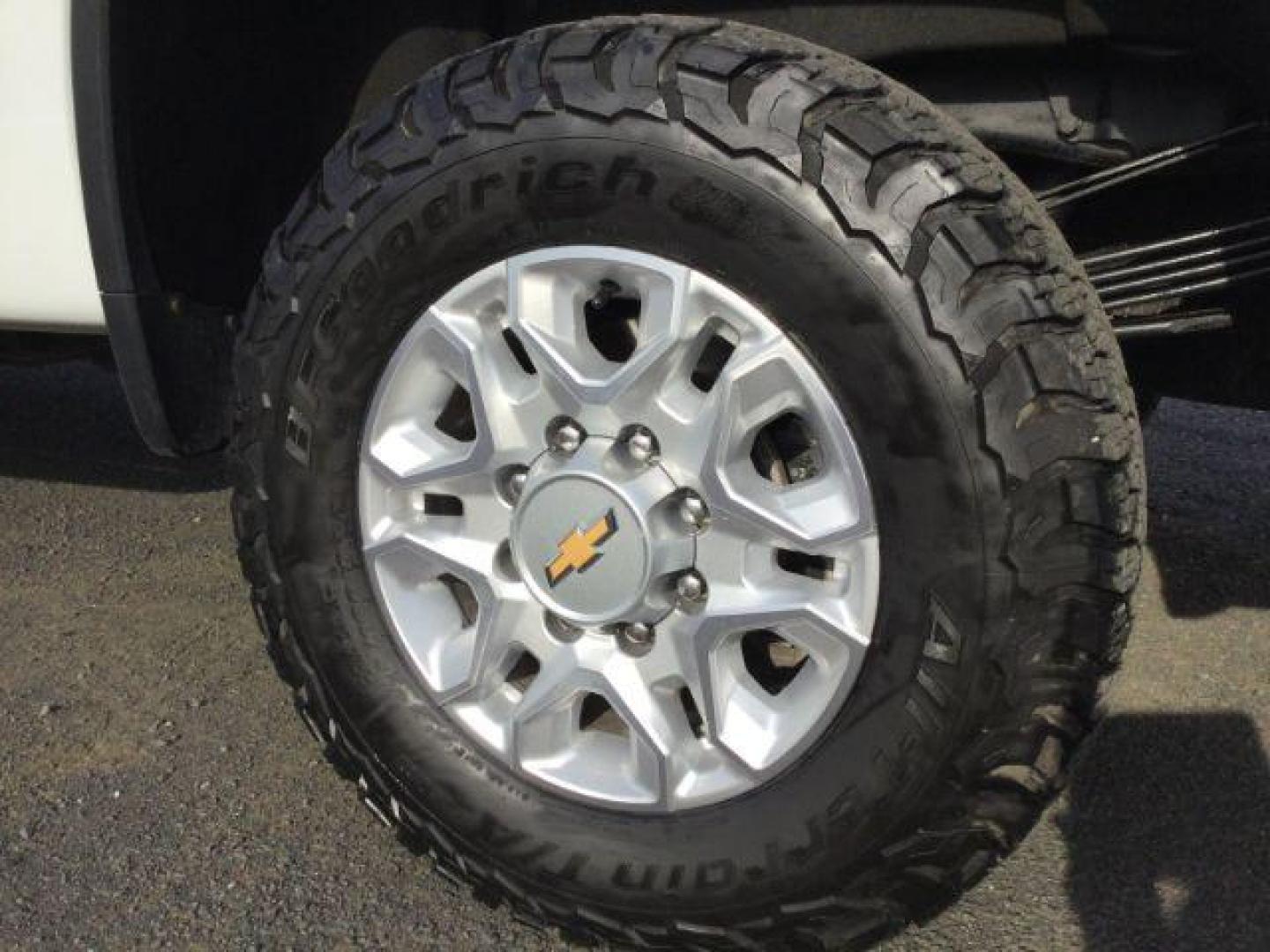 2023 Summit White /Jet Black Chevrolet Silverado 3500HD Crew Cab LTZ Long Bed 4x4 (1GC4YUEY1PF) with an Duramax 6.6L V-8 diesel direct injection engine, 10-speed automatic transmission, located at 1801 Main Street, Lewiston, 83501, (208) 743-9371, 46.417065, -117.004799 - Photo#23