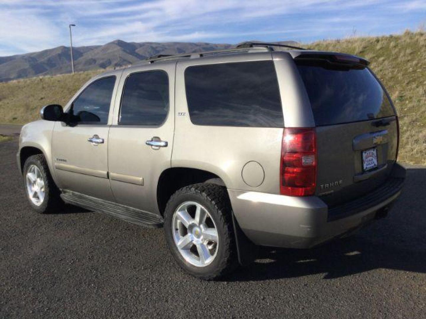 2008 Graystone Metallic /Ebony Leather Interior Chevrolet Tahoe LTZ 4WD (1GNFK13028J) with an 5.3L V8 OHV 16V FFV engine, 4-Speed Automatic transmission, located at 1801 Main Street, Lewiston, 83501, (208) 743-9371, 46.417065, -117.004799 - Photo#2