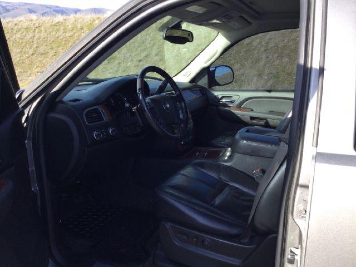 2008 Graystone Metallic /Ebony Leather Interior Chevrolet Tahoe LTZ 4WD (1GNFK13028J) with an 5.3L V8 OHV 16V FFV engine, 4-Speed Automatic transmission, located at 1801 Main Street, Lewiston, 83501, (208) 743-9371, 46.417065, -117.004799 - Photo#4