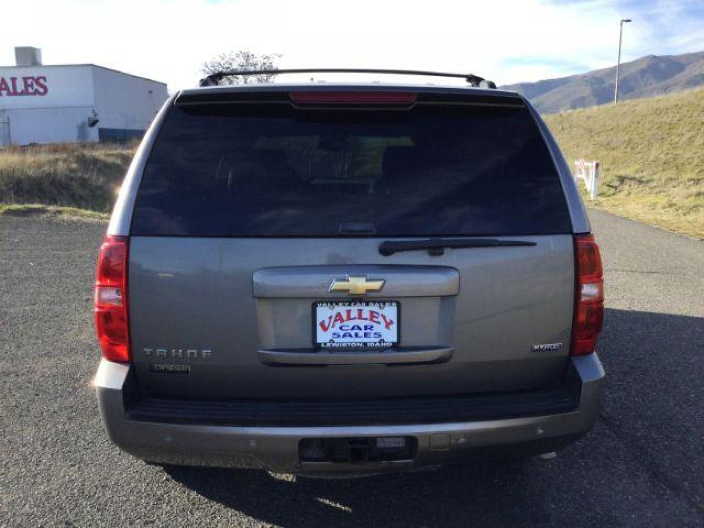 2008 Graystone Metallic /Ebony Leather Interior Chevrolet Tahoe LTZ 4WD (1GNFK13028J) with an 5.3L V8 OHV 16V FFV engine, 4-Speed Automatic transmission, located at 1801 Main Street, Lewiston, 83501, (208) 743-9371, 46.417065, -117.004799 - Photo#9