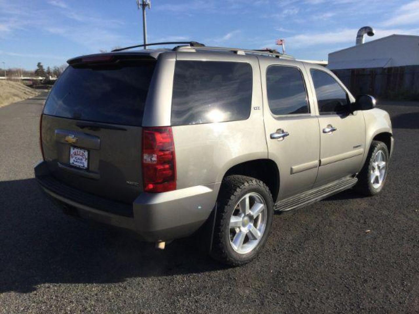 2008 Graystone Metallic /Ebony Leather Interior Chevrolet Tahoe LTZ 4WD (1GNFK13028J) with an 5.3L V8 OHV 16V FFV engine, 4-Speed Automatic transmission, located at 1801 Main Street, Lewiston, 83501, (208) 743-9371, 46.417065, -117.004799 - Photo#11
