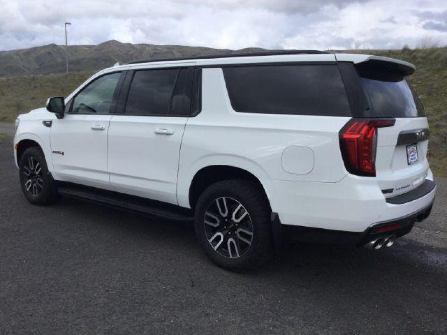 2022 Summit White /Jet Black/Brandy GMC Yukon XL AT4 (1GKS2HKL4NR) with an EcoTec3 6.2L V-8 gasoline direct injection engine, 10 speed automatic transmission, located at 1801 Main Street, Lewiston, 83501, (208) 743-9371, 46.417065, -117.004799 - Photo#2