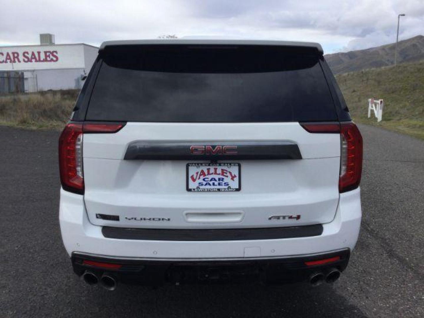 2022 Summit White /Jet Black/Brandy GMC Yukon XL AT4 (1GKS2HKL4NR) with an EcoTec3 6.2L V-8 gasoline direct injection engine, 10 speed automatic transmission, located at 1801 Main Street, Lewiston, 83501, (208) 743-9371, 46.417065, -117.004799 - Photo#6