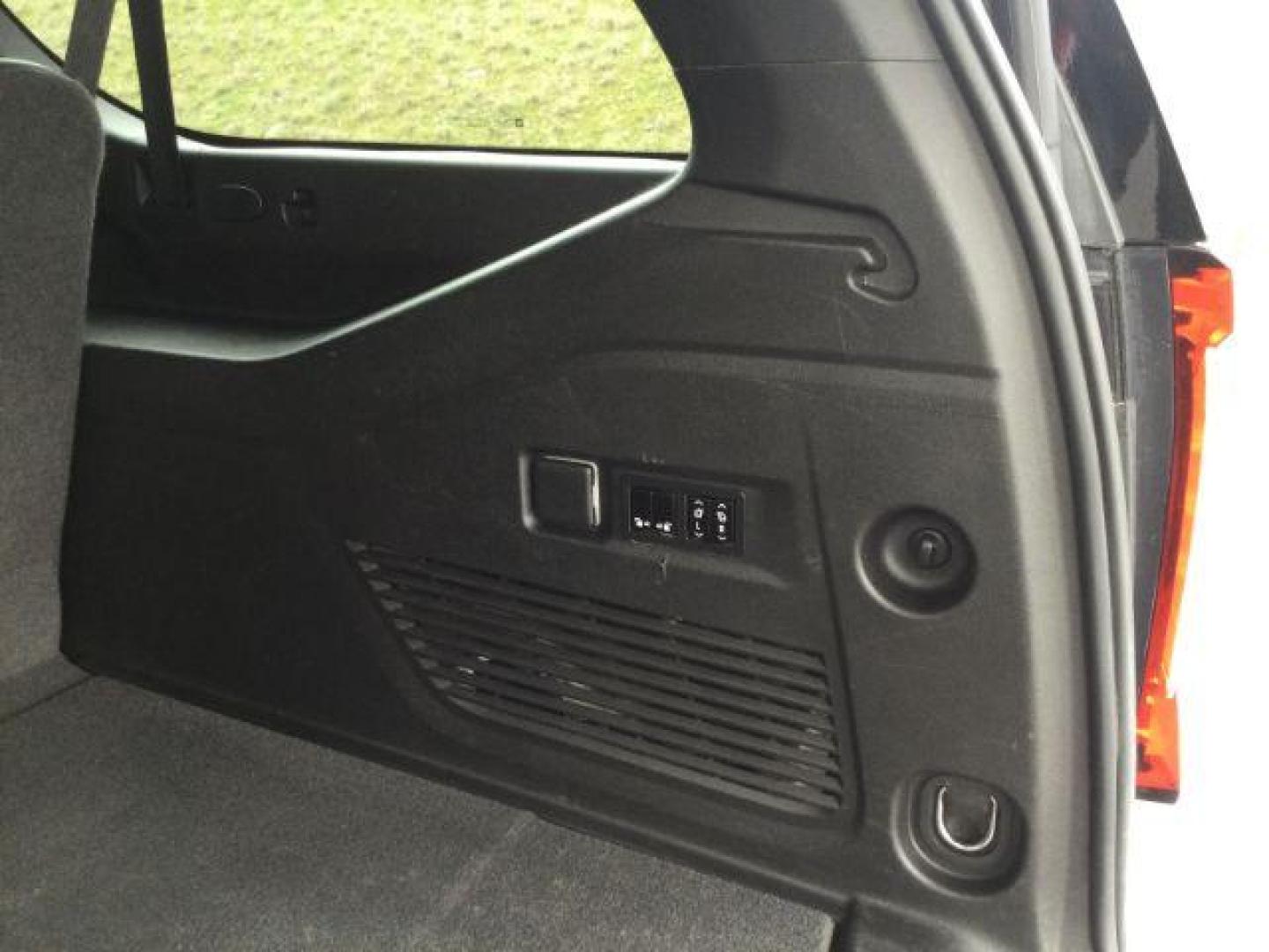 2022 Summit White /Jet Black/Brandy GMC Yukon XL AT4 (1GKS2HKL4NR) with an EcoTec3 6.2L V-8 gasoline direct injection engine, 10 speed automatic transmission, located at 1801 Main Street, Lewiston, 83501, (208) 743-9371, 46.417065, -117.004799 - Photo#8