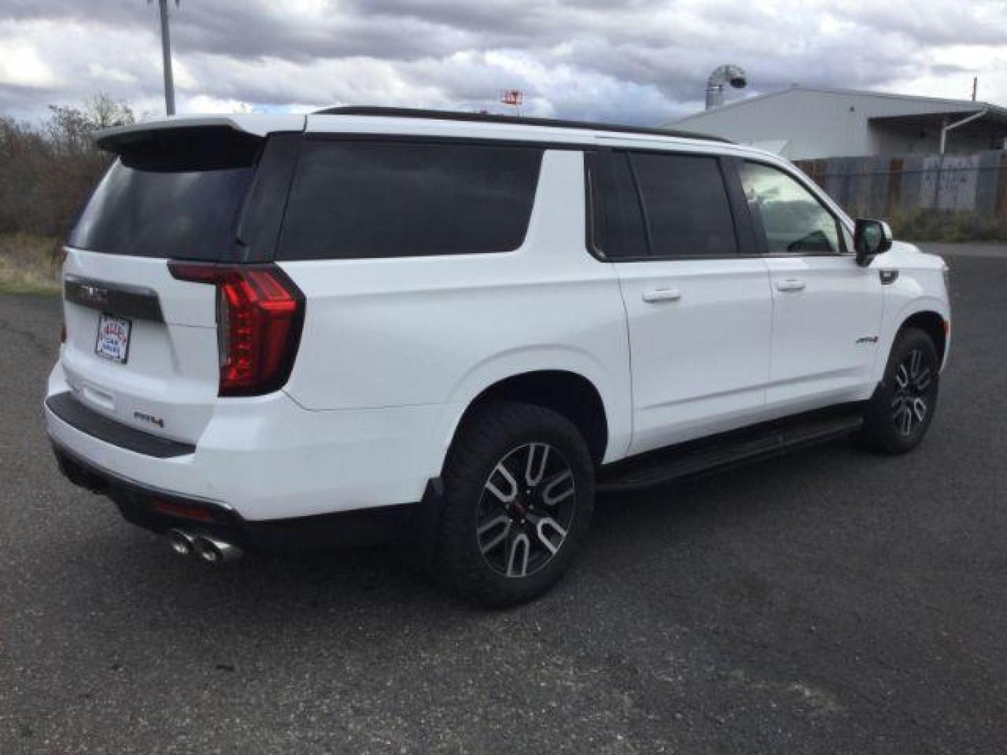 2022 Summit White /Jet Black/Brandy GMC Yukon XL AT4 (1GKS2HKL4NR) with an EcoTec3 6.2L V-8 gasoline direct injection engine, 10 speed automatic transmission, located at 1801 Main Street, Lewiston, 83501, (208) 743-9371, 46.417065, -117.004799 - Photo#13