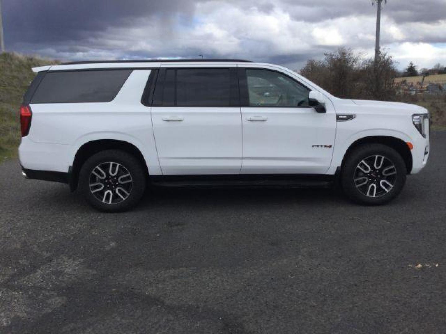 2022 Summit White /Jet Black/Brandy GMC Yukon XL AT4 (1GKS2HKL4NR) with an EcoTec3 6.2L V-8 gasoline direct injection engine, 10 speed automatic transmission, located at 1801 Main Street, Lewiston, 83501, (208) 743-9371, 46.417065, -117.004799 - Photo#14
