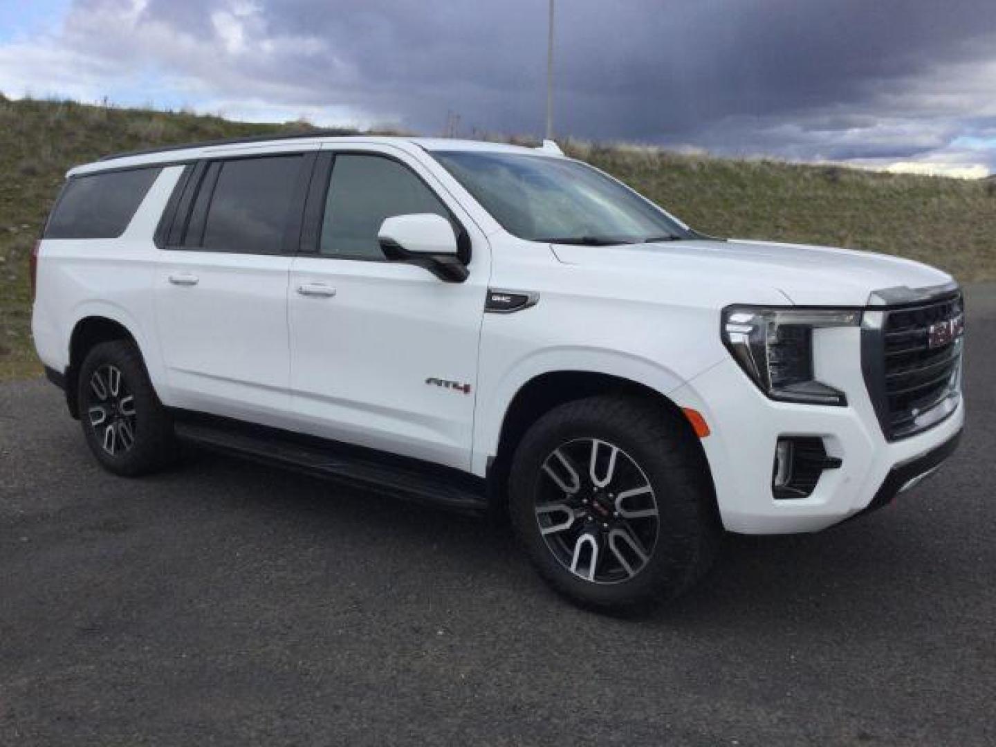 2022 Summit White /Jet Black/Brandy GMC Yukon XL AT4 (1GKS2HKL4NR) with an EcoTec3 6.2L V-8 gasoline direct injection engine, 10 speed automatic transmission, located at 1801 Main Street, Lewiston, 83501, (208) 743-9371, 46.417065, -117.004799 - Photo#15