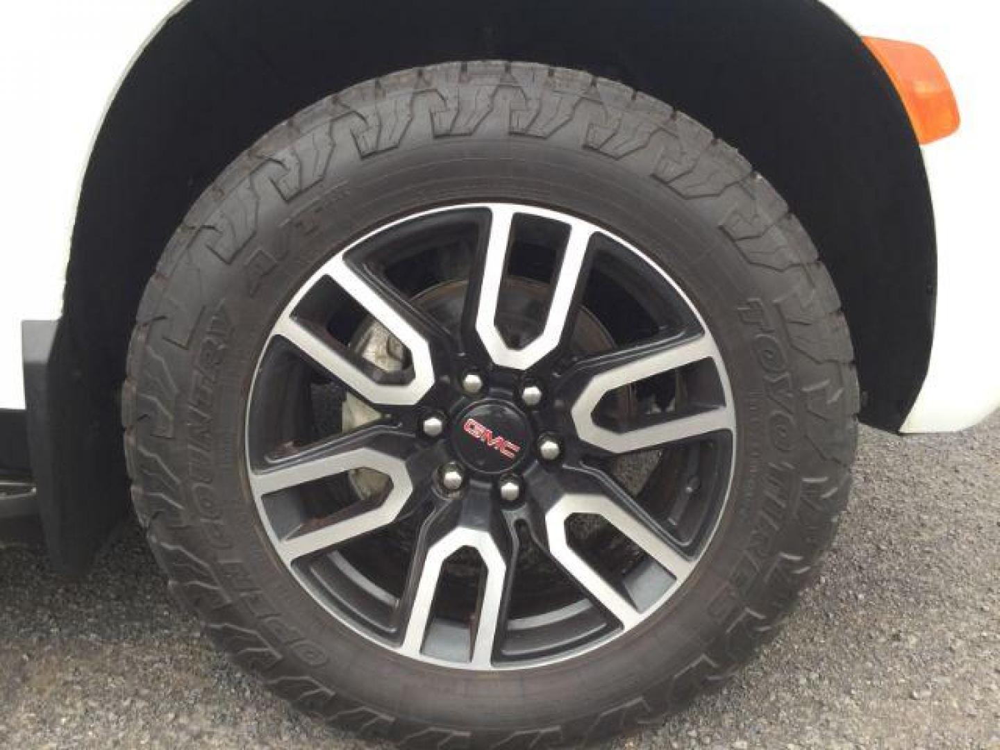 2022 Summit White /Jet Black/Brandy GMC Yukon XL AT4 (1GKS2HKL4NR) with an EcoTec3 6.2L V-8 gasoline direct injection engine, 10 speed automatic transmission, located at 1801 Main Street, Lewiston, 83501, (208) 743-9371, 46.417065, -117.004799 - Photo#24