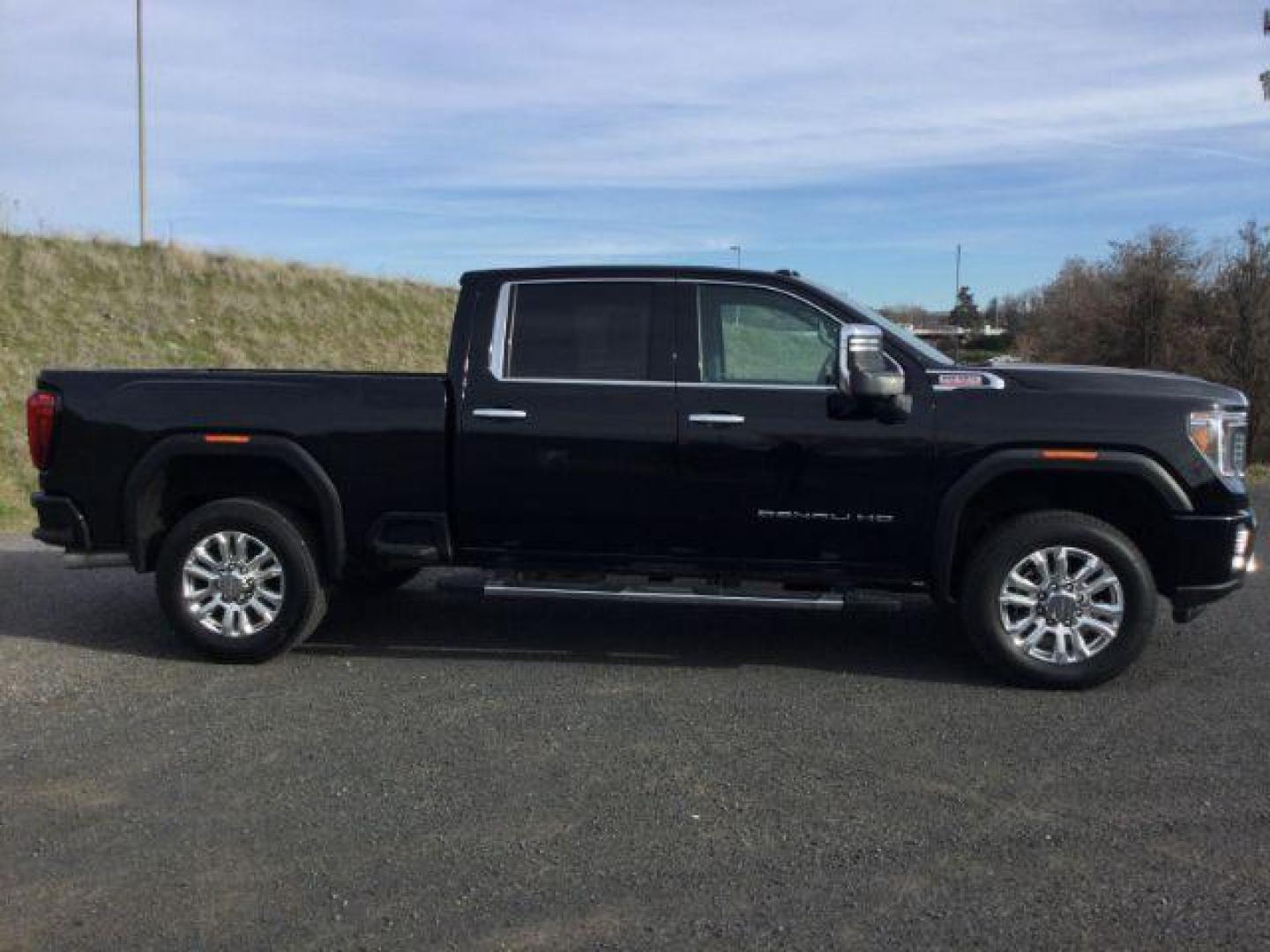 2023 Onyx Black /Jet Black GMC Sierra 3500HD Crew Cab Denali 4WD (1GT49WEY1PF) with an Duramax 6.6L V-8 diesel direct injection engine, 10 speed automatic transmission, located at 1801 Main Street, Lewiston, 83501, (208) 743-9371, 46.417065, -117.004799 - Photo#19