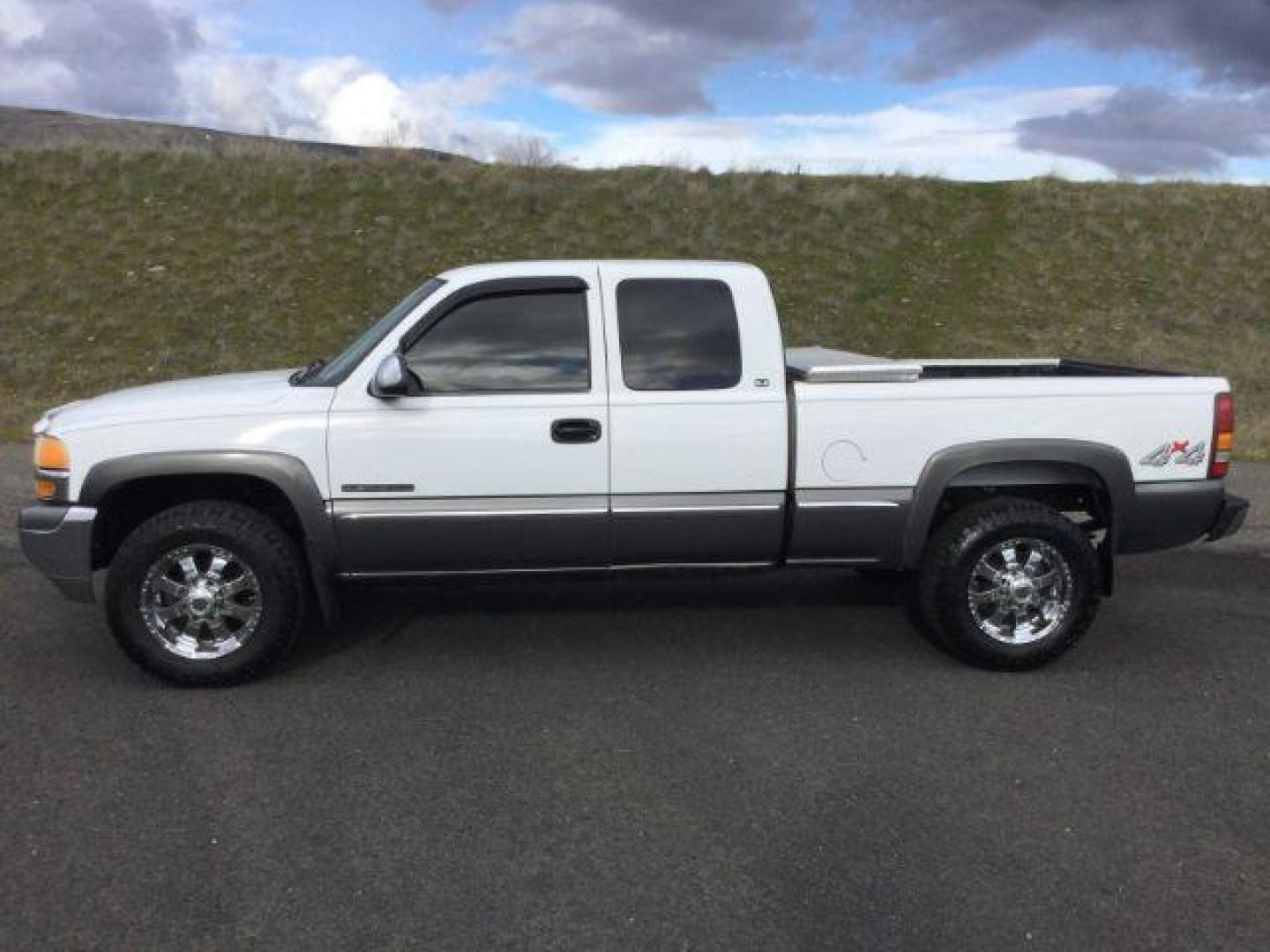 1999 Summit White /Graphite GMC Sierra 2500 SLE (1GTGK29U0XE) with an Vortec 6L V-8 regular unleaded engine, 4 speed Automatic transmission, located at 1801 Main Street, Lewiston, 83501, (208) 743-9371, 46.417065, -117.004799 - Photo#1