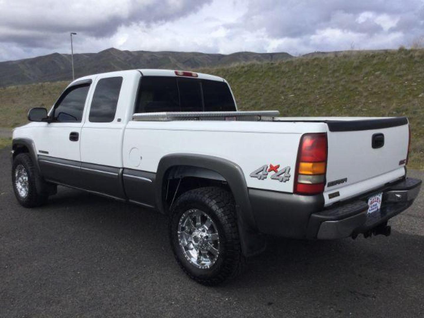 1999 Summit White /Graphite GMC Sierra 2500 SLE (1GTGK29U0XE) with an Vortec 6L V-8 regular unleaded engine, 4 speed Automatic transmission, located at 1801 Main Street, Lewiston, 83501, (208) 743-9371, 46.417065, -117.004799 - Photo#2