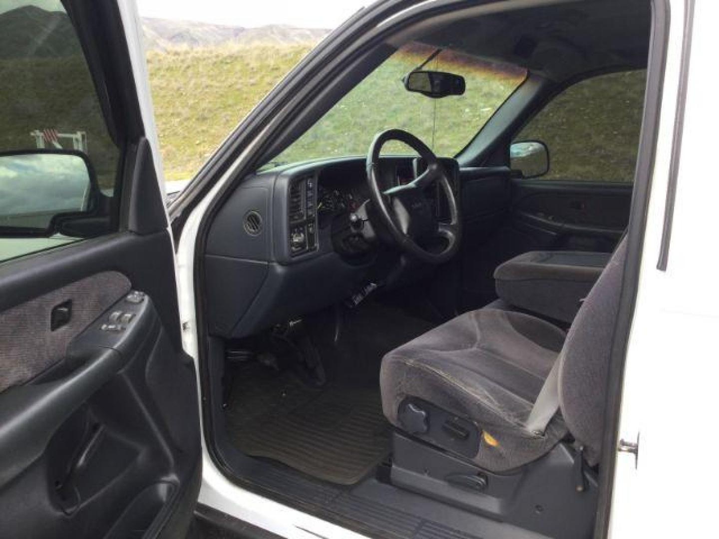 1999 Summit White /Graphite GMC Sierra 2500 SLE (1GTGK29U0XE) with an Vortec 6L V-8 regular unleaded engine, 4 speed Automatic transmission, located at 1801 Main Street, Lewiston, 83501, (208) 743-9371, 46.417065, -117.004799 - Photo#3