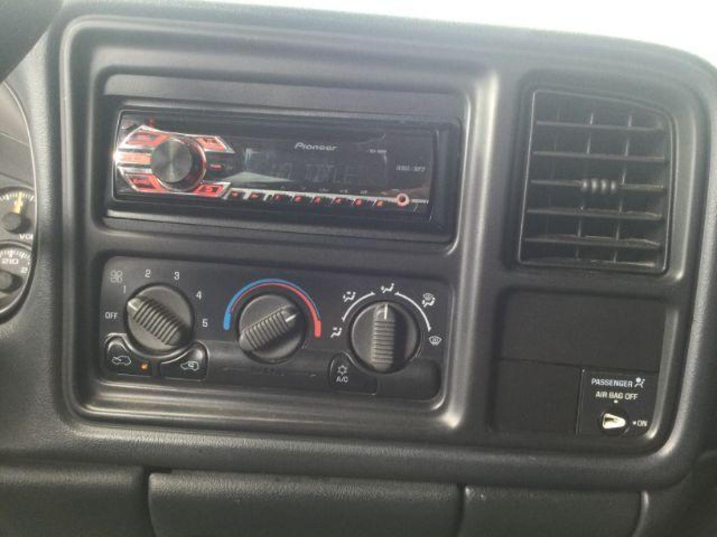 1999 Summit White /Graphite GMC Sierra 2500 SLE (1GTGK29U0XE) with an Vortec 6L V-8 regular unleaded engine, 4 speed Automatic transmission, located at 1801 Main Street, Lewiston, 83501, (208) 743-9371, 46.417065, -117.004799 - Photo#6