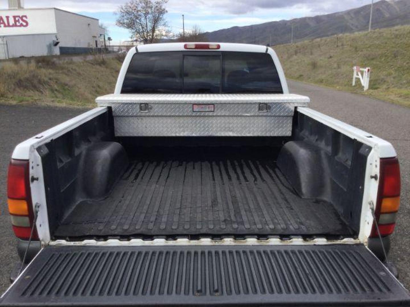 1999 Summit White /Graphite GMC Sierra 2500 SLE (1GTGK29U0XE) with an Vortec 6L V-8 regular unleaded engine, 4 speed Automatic transmission, located at 1801 Main Street, Lewiston, 83501, (208) 743-9371, 46.417065, -117.004799 - Photo#9