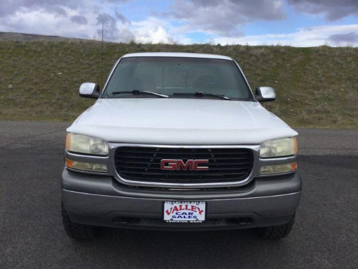 1999 Summit White /Graphite GMC Sierra 2500 SLE (1GTGK29U0XE) with an Vortec 6L V-8 regular unleaded engine, 4 speed Automatic transmission, located at 1801 Main Street, Lewiston, 83501, (208) 743-9371, 46.417065, -117.004799 - Photo#11