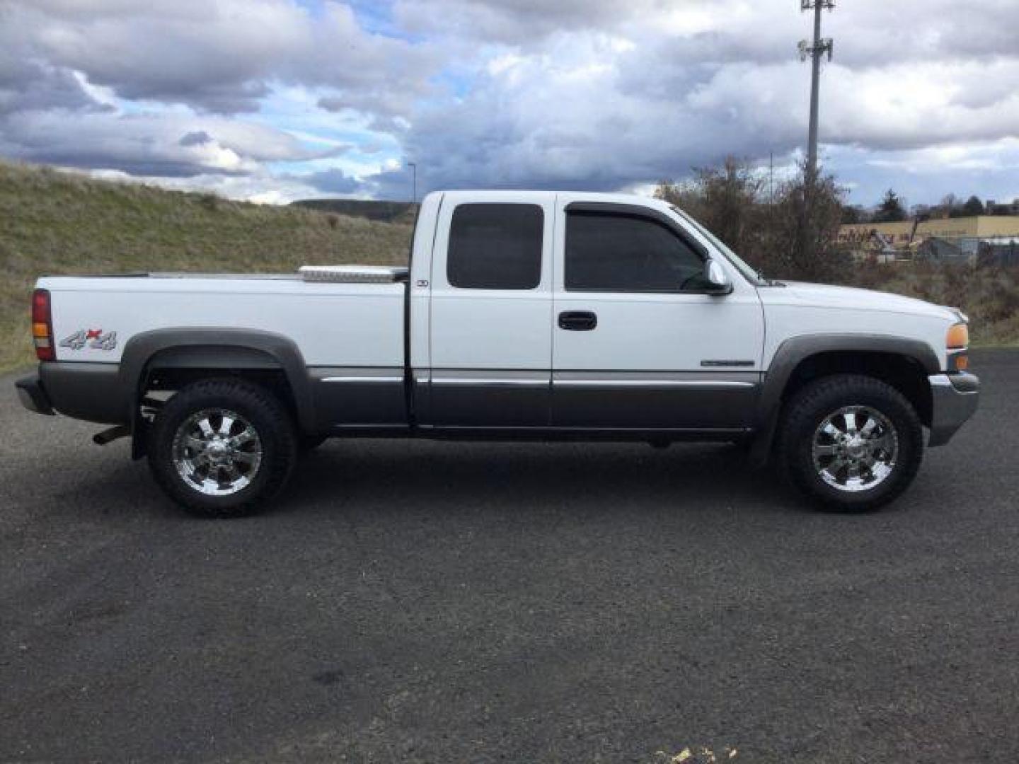 1999 Summit White /Graphite GMC Sierra 2500 SLE (1GTGK29U0XE) with an Vortec 6L V-8 regular unleaded engine, 4 speed Automatic transmission, located at 1801 Main Street, Lewiston, 83501, (208) 743-9371, 46.417065, -117.004799 - Photo#13