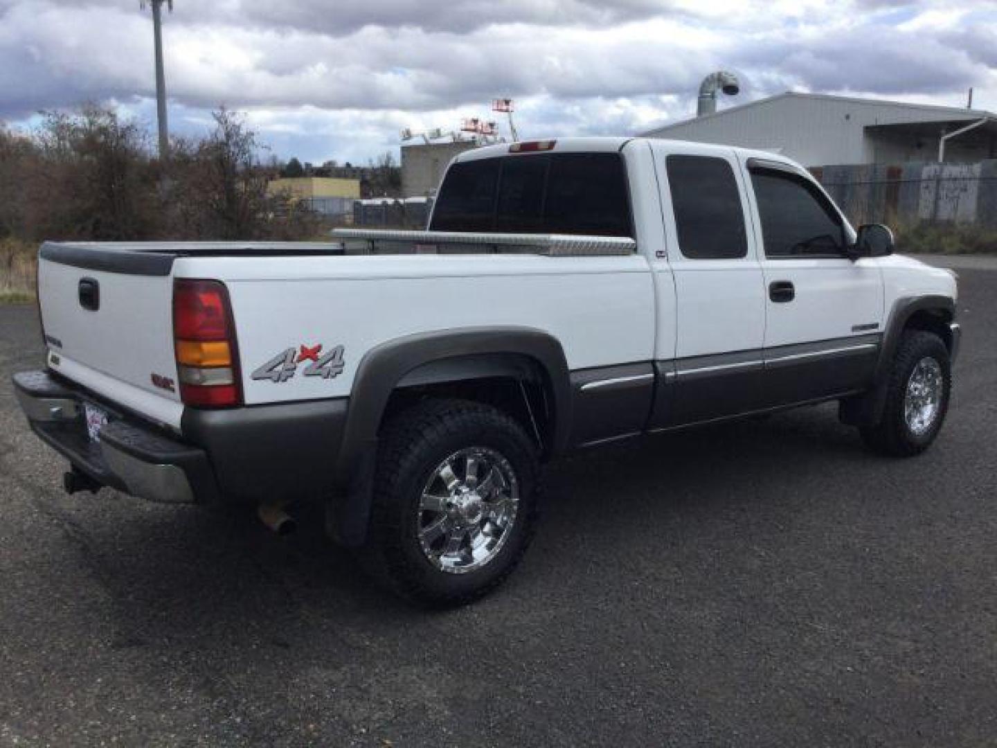1999 Summit White /Graphite GMC Sierra 2500 SLE (1GTGK29U0XE) with an Vortec 6L V-8 regular unleaded engine, 4 speed Automatic transmission, located at 1801 Main Street, Lewiston, 83501, (208) 743-9371, 46.417065, -117.004799 - Photo#14
