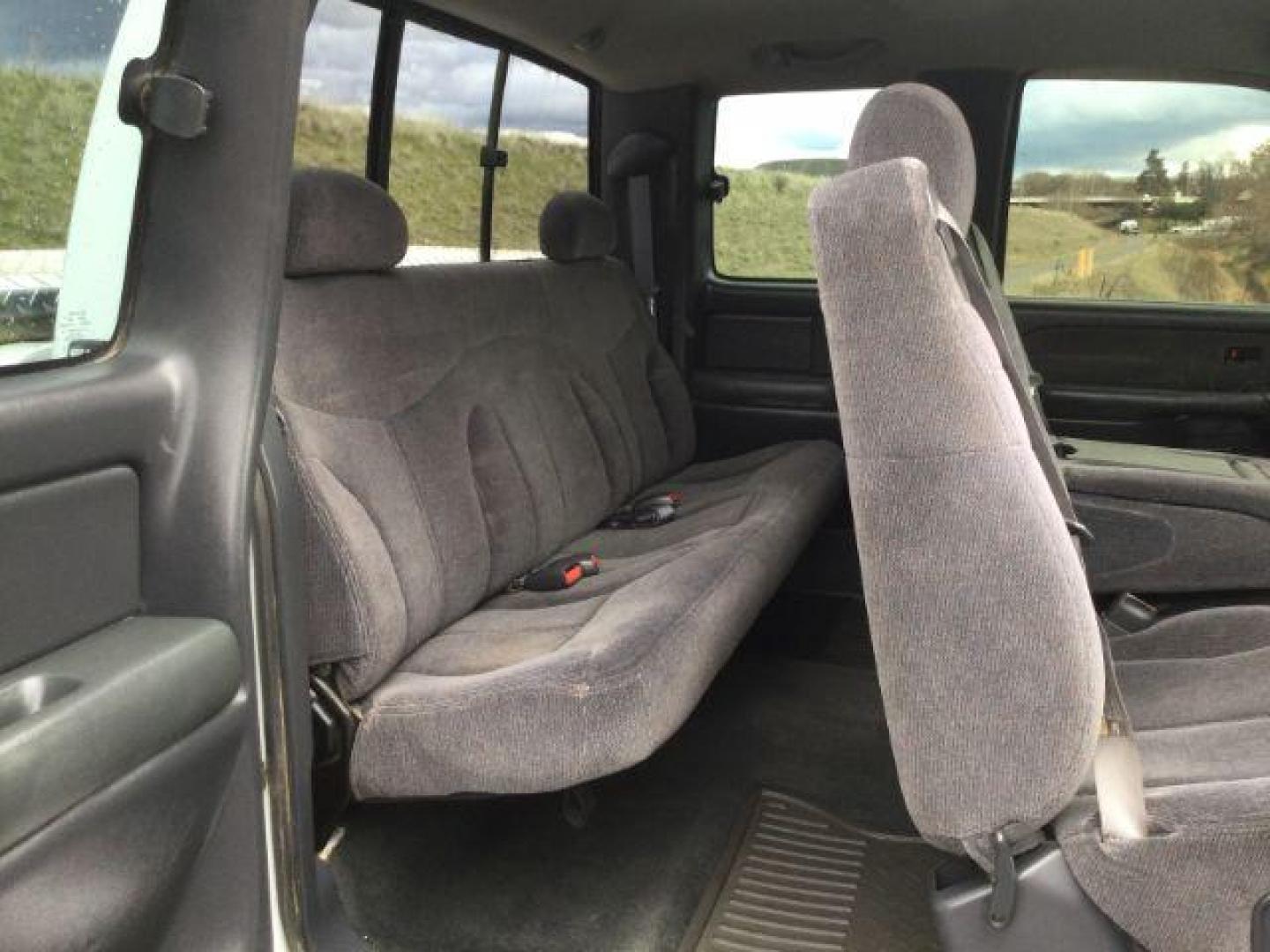 1999 Summit White /Graphite GMC Sierra 2500 SLE (1GTGK29U0XE) with an Vortec 6L V-8 regular unleaded engine, 4 speed Automatic transmission, located at 1801 Main Street, Lewiston, 83501, (208) 743-9371, 46.417065, -117.004799 - Photo#15