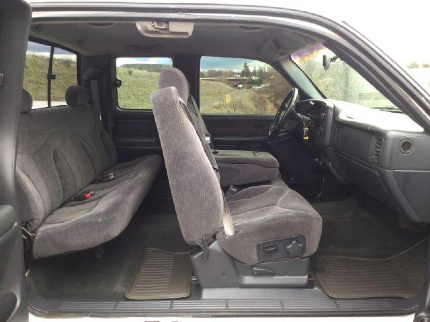 1999 Summit White /Graphite GMC Sierra 2500 SLE (1GTGK29U0XE) with an Vortec 6L V-8 regular unleaded engine, 4 speed Automatic transmission, located at 1801 Main Street, Lewiston, 83501, (208) 743-9371, 46.417065, -117.004799 - Photo#16