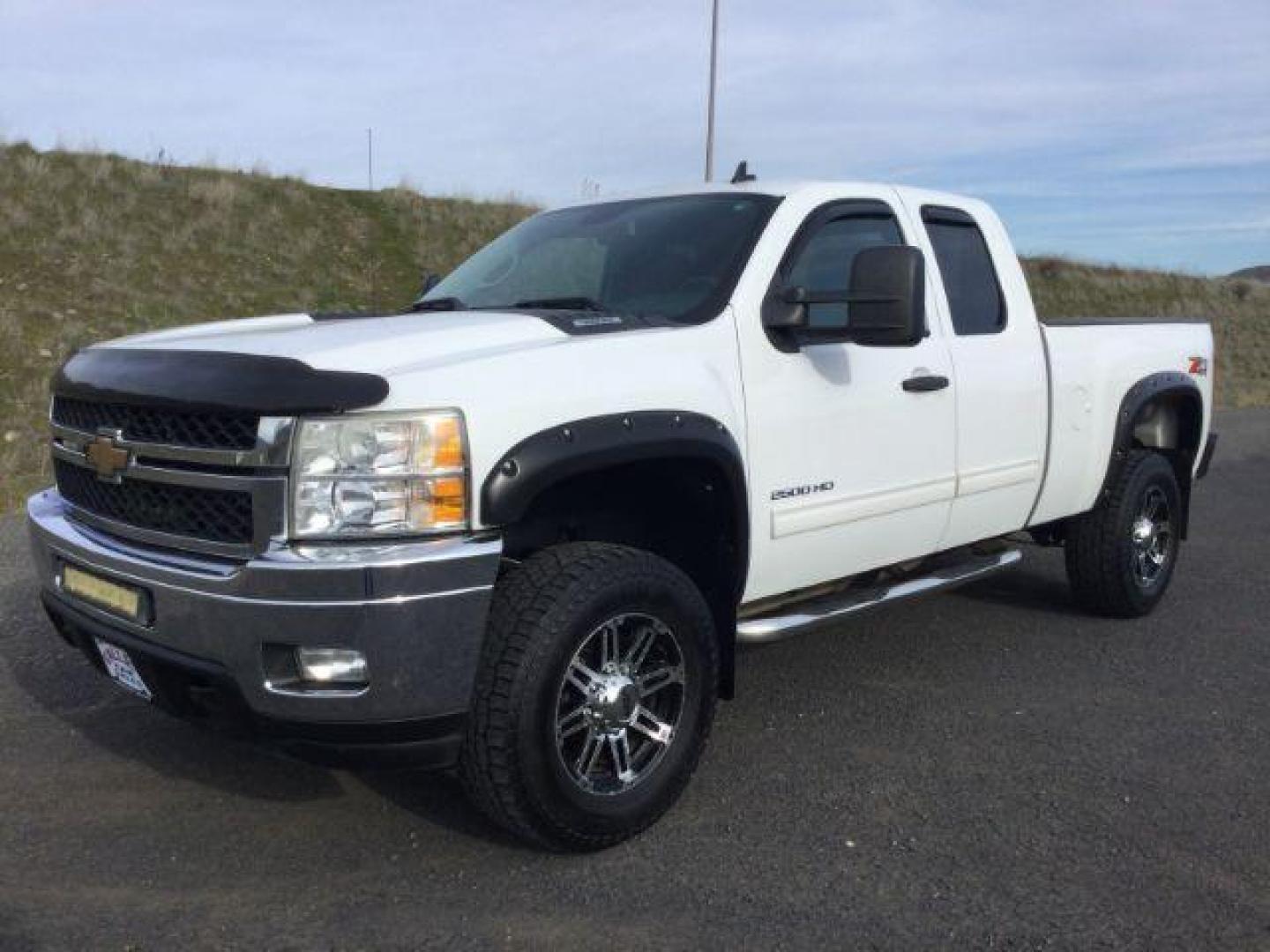2011 Summit White /Ebony Chevrolet Silverado 2500HD LT Ex-Cab 4WD (1GC2KXEG3BZ) with an Vortec 6L V-8 variable valve control engine, 6-Speed Automatic transmission, located at 1801 Main Street, Lewiston, 83501, (208) 743-9371, 46.417065, -117.004799 - Photo#0