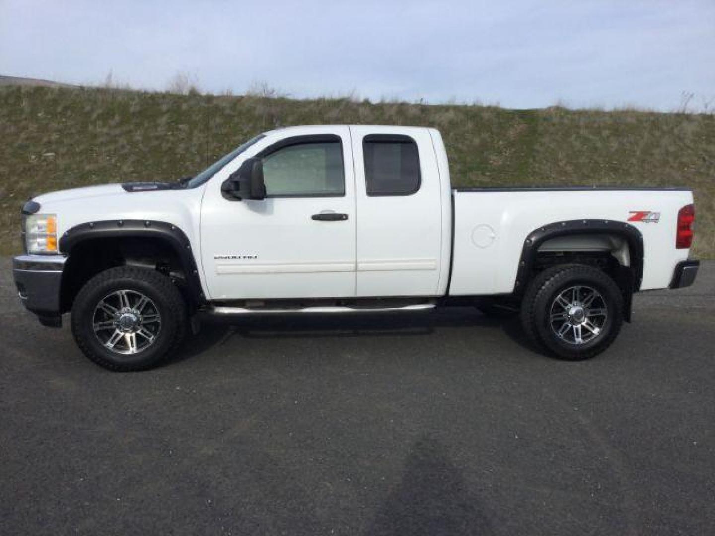 2011 Summit White /Ebony Chevrolet Silverado 2500HD LT Ex-Cab 4WD (1GC2KXEG3BZ) with an Vortec 6L V-8 variable valve control engine, 6-Speed Automatic transmission, located at 1801 Main Street, Lewiston, 83501, (208) 743-9371, 46.417065, -117.004799 - Photo#1