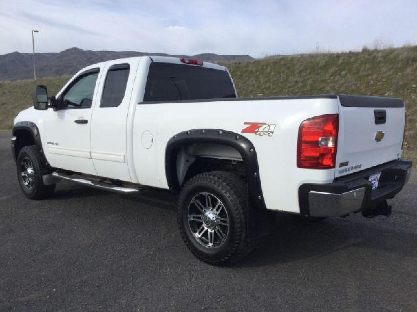 2011 Summit White /Ebony Chevrolet Silverado 2500HD LT Ex-Cab 4WD (1GC2KXEG3BZ) with an Vortec 6L V-8 variable valve control engine, 6-Speed Automatic transmission, located at 1801 Main Street, Lewiston, 83501, (208) 743-9371, 46.417065, -117.004799 - Photo#2