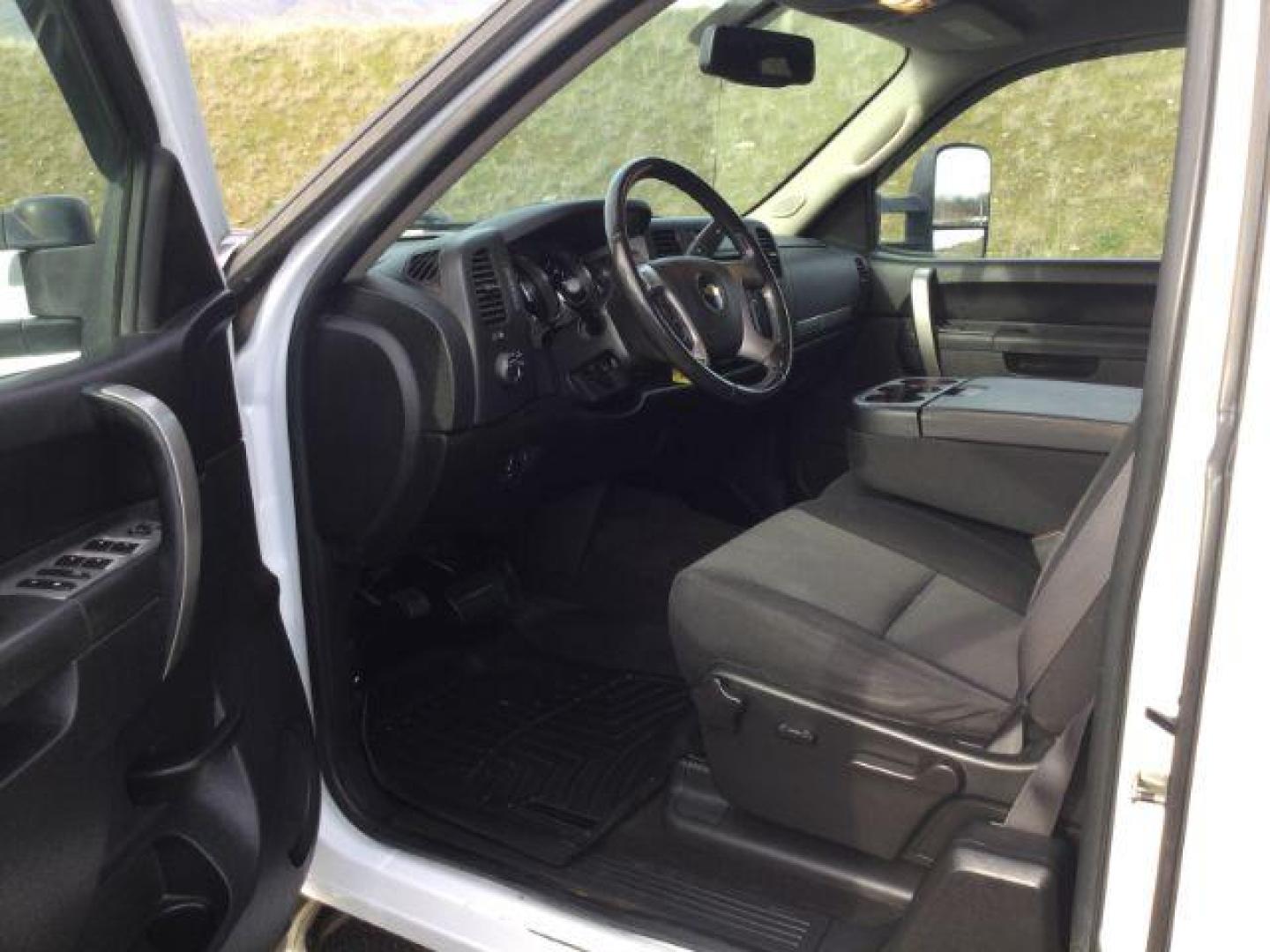 2011 Summit White /Ebony Chevrolet Silverado 2500HD LT Ex-Cab 4WD (1GC2KXEG3BZ) with an Vortec 6L V-8 variable valve control engine, 6-Speed Automatic transmission, located at 1801 Main Street, Lewiston, 83501, (208) 743-9371, 46.417065, -117.004799 - Photo#3