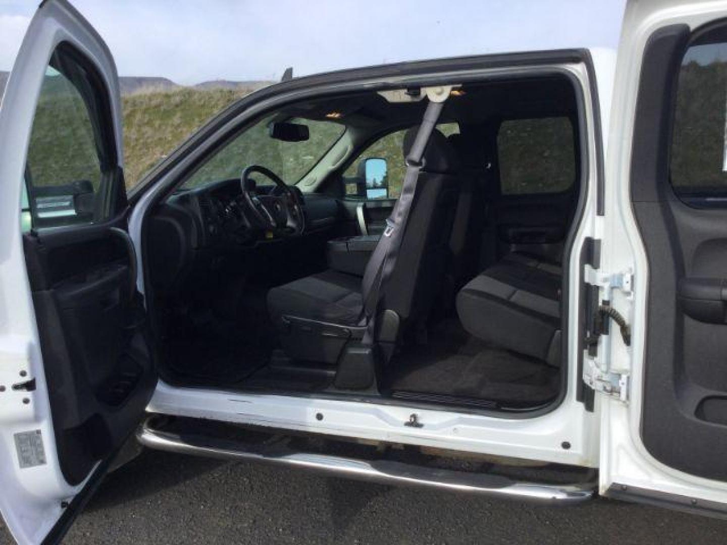 2011 Summit White /Ebony Chevrolet Silverado 2500HD LT Ex-Cab 4WD (1GC2KXEG3BZ) with an Vortec 6L V-8 variable valve control engine, 6-Speed Automatic transmission, located at 1801 Main Street, Lewiston, 83501, (208) 743-9371, 46.417065, -117.004799 - Photo#4