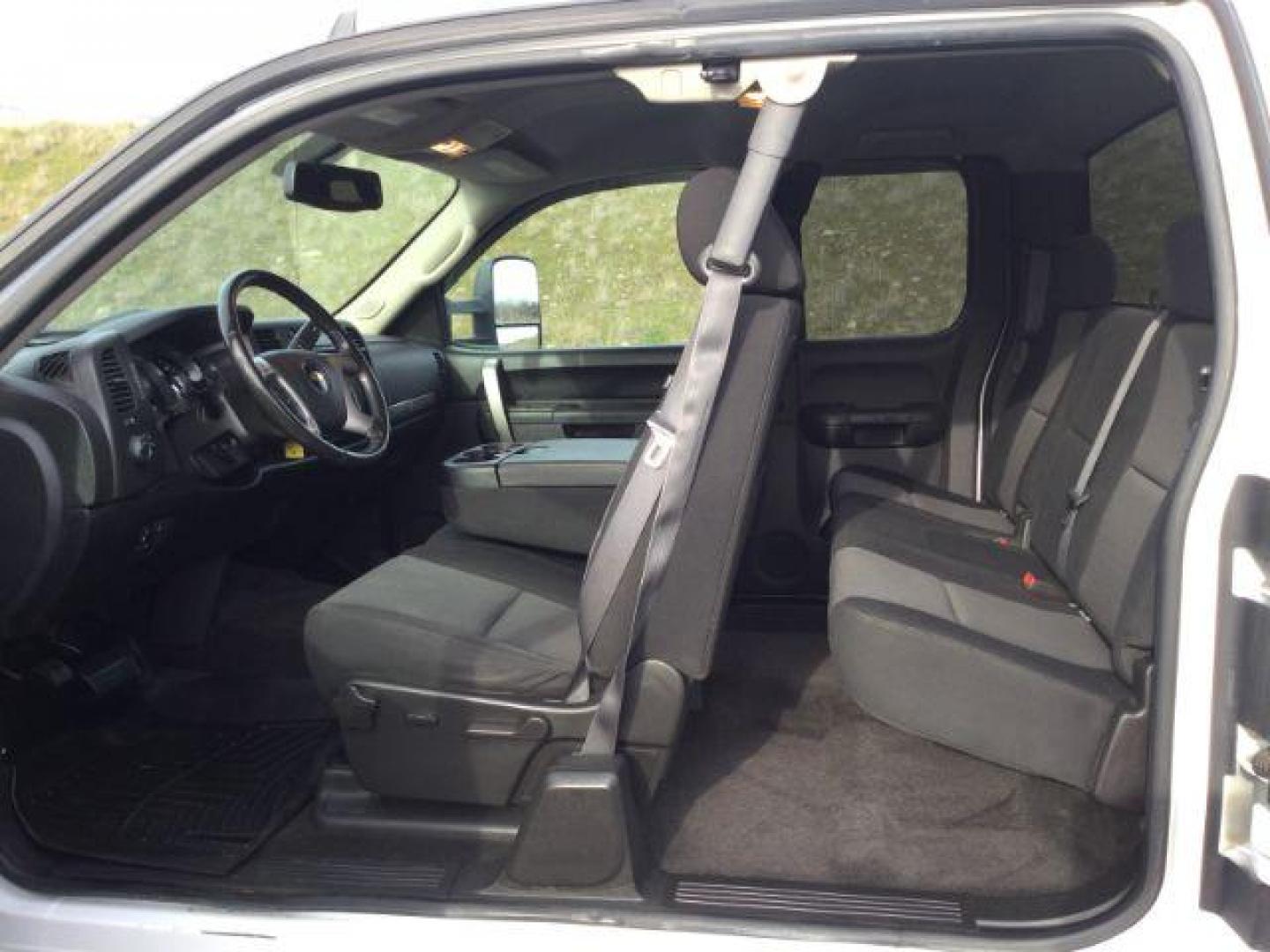 2011 Summit White /Ebony Chevrolet Silverado 2500HD LT Ex-Cab 4WD (1GC2KXEG3BZ) with an Vortec 6L V-8 variable valve control engine, 6-Speed Automatic transmission, located at 1801 Main Street, Lewiston, 83501, (208) 743-9371, 46.417065, -117.004799 - Photo#5