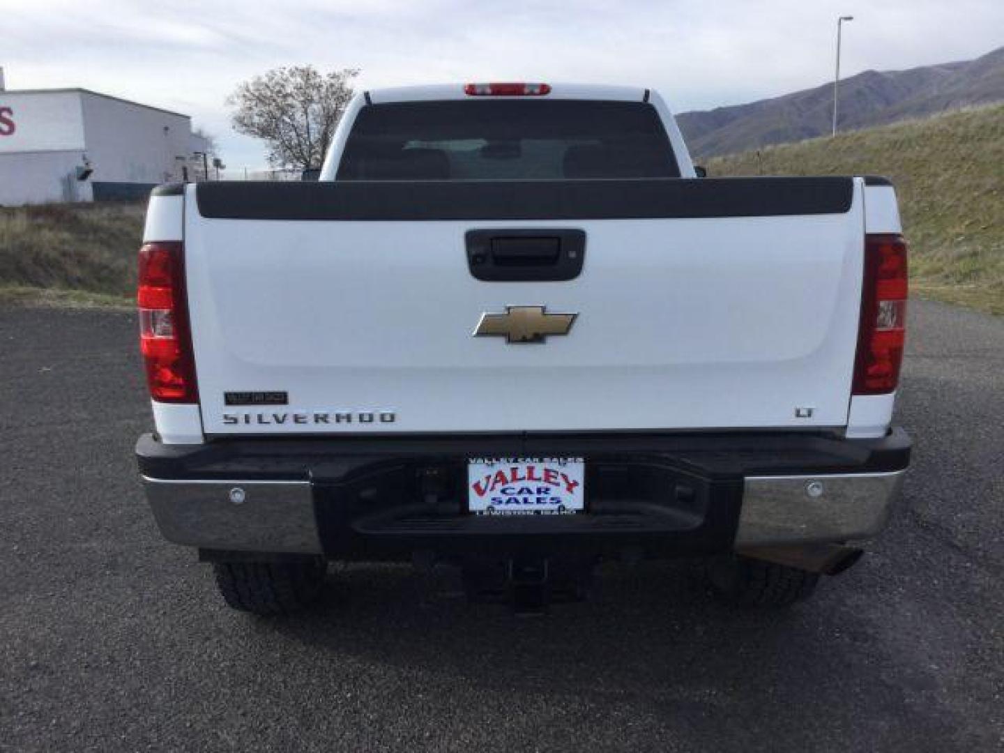 2011 Summit White /Ebony Chevrolet Silverado 2500HD LT Ex-Cab 4WD (1GC2KXEG3BZ) with an Vortec 6L V-8 variable valve control engine, 6-Speed Automatic transmission, located at 1801 Main Street, Lewiston, 83501, (208) 743-9371, 46.417065, -117.004799 - Photo#6