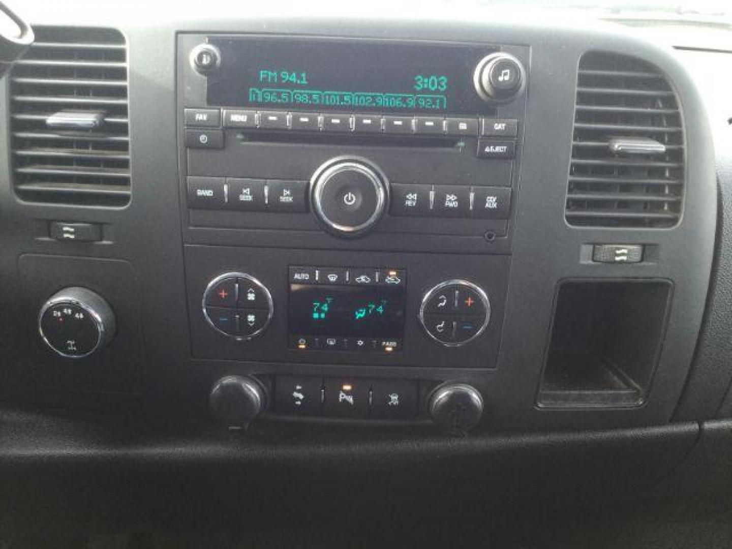2011 Summit White /Ebony Chevrolet Silverado 2500HD LT Ex-Cab 4WD (1GC2KXEG3BZ) with an Vortec 6L V-8 variable valve control engine, 6-Speed Automatic transmission, located at 1801 Main Street, Lewiston, 83501, (208) 743-9371, 46.417065, -117.004799 - Photo#9
