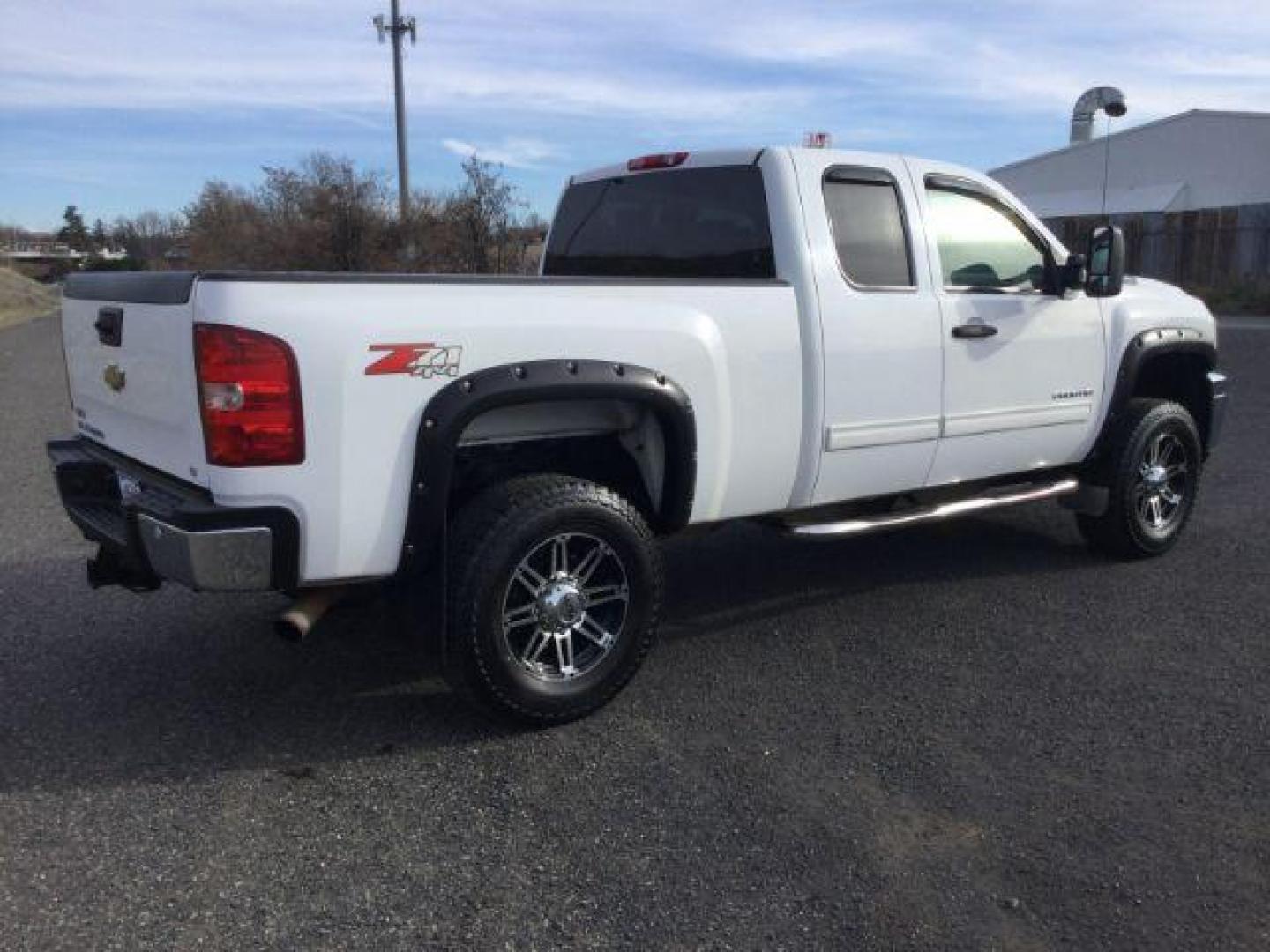 2011 Summit White /Ebony Chevrolet Silverado 2500HD LT Ex-Cab 4WD (1GC2KXEG3BZ) with an Vortec 6L V-8 variable valve control engine, 6-Speed Automatic transmission, located at 1801 Main Street, Lewiston, 83501, (208) 743-9371, 46.417065, -117.004799 - Photo#10