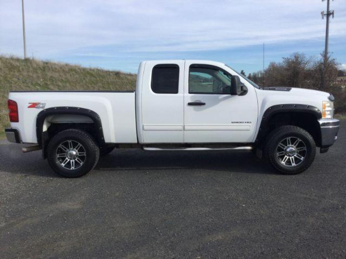 2011 Summit White /Ebony Chevrolet Silverado 2500HD LT Ex-Cab 4WD (1GC2KXEG3BZ) with an Vortec 6L V-8 variable valve control engine, 6-Speed Automatic transmission, located at 1801 Main Street, Lewiston, 83501, (208) 743-9371, 46.417065, -117.004799 - Photo#11