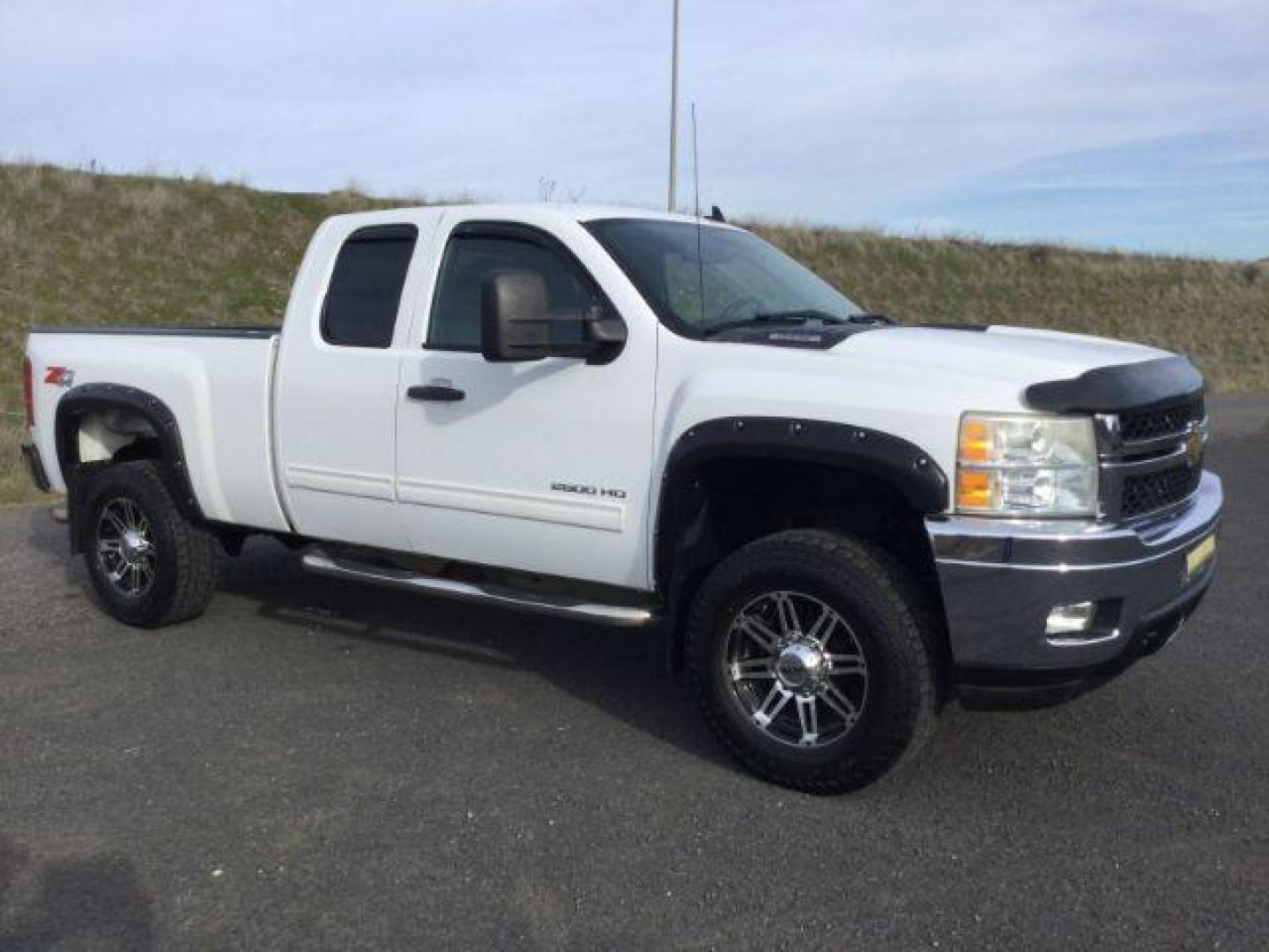 2011 Summit White /Ebony Chevrolet Silverado 2500HD LT Ex-Cab 4WD (1GC2KXEG3BZ) with an Vortec 6L V-8 variable valve control engine, 6-Speed Automatic transmission, located at 1801 Main Street, Lewiston, 83501, (208) 743-9371, 46.417065, -117.004799 - Photo#12