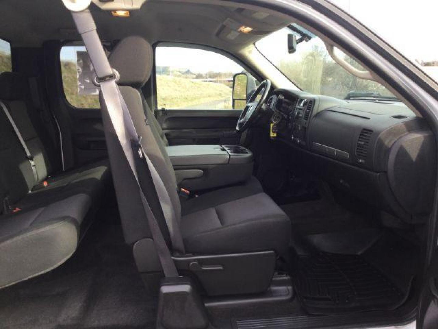 2011 Summit White /Ebony Chevrolet Silverado 2500HD LT Ex-Cab 4WD (1GC2KXEG3BZ) with an Vortec 6L V-8 variable valve control engine, 6-Speed Automatic transmission, located at 1801 Main Street, Lewiston, 83501, (208) 743-9371, 46.417065, -117.004799 - Photo#15