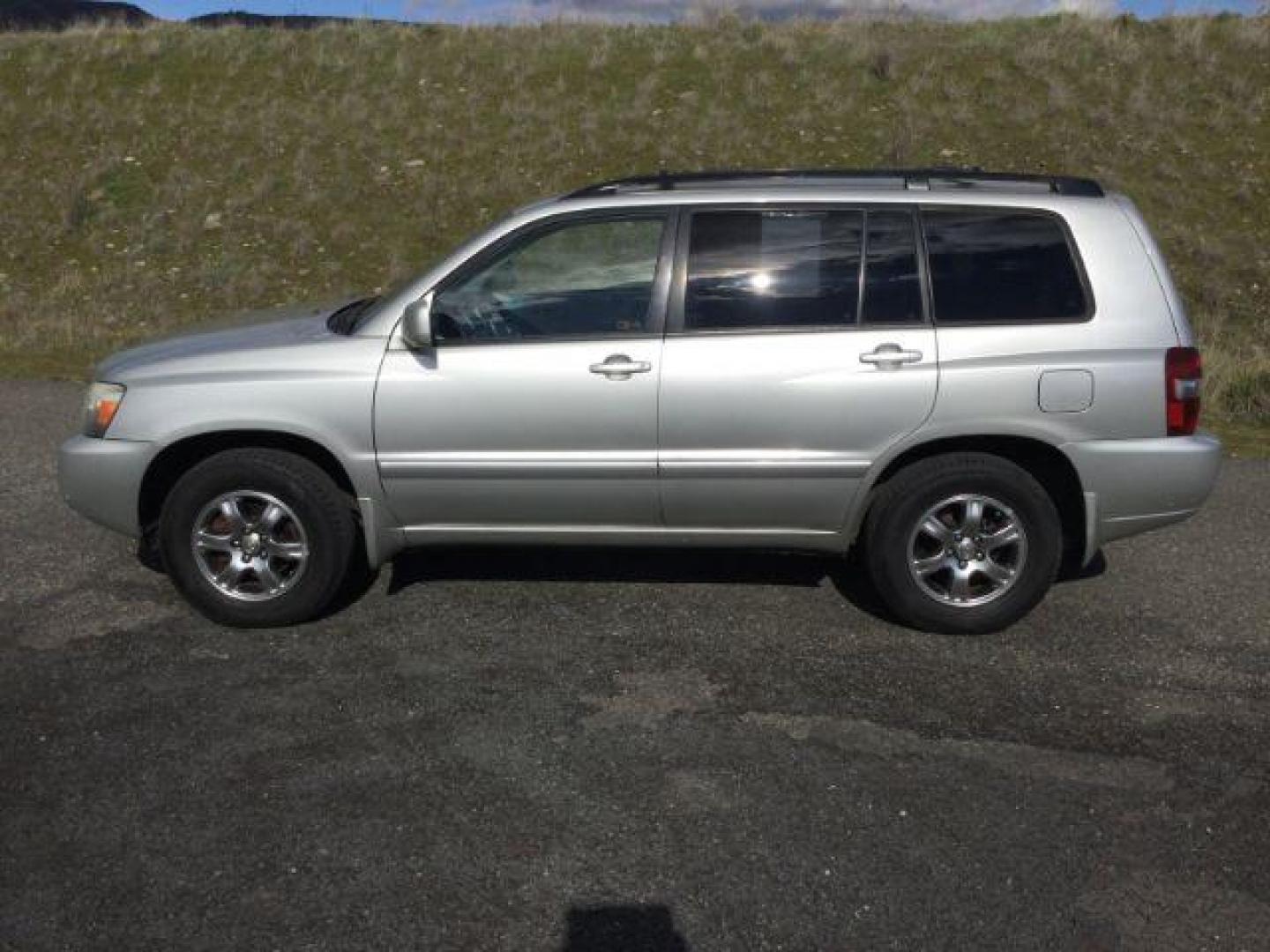 2006 Millennium Silver Metallic Toyota Highlander Sport V6 (JTEEP21A560) with an 3.3L V-6 DOHC engine, located at 1801 Main Street, Lewiston, 83501, (208) 743-9371, 46.417065, -117.004799 - Photo#1