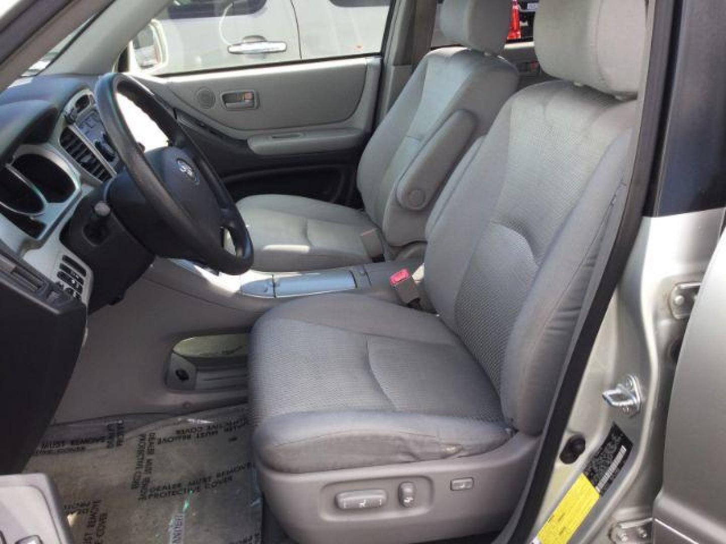 2006 Millennium Silver Metallic Toyota Highlander Sport V6 (JTEEP21A560) with an 3.3L V-6 DOHC engine, located at 1801 Main Street, Lewiston, 83501, (208) 743-9371, 46.417065, -117.004799 - Photo#5