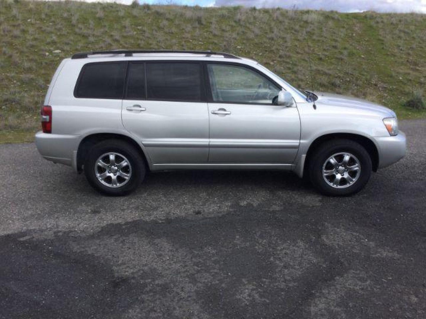 2006 Millennium Silver Metallic Toyota Highlander Sport V6 (JTEEP21A560) with an 3.3L V-6 DOHC engine, located at 1801 Main Street, Lewiston, 83501, (208) 743-9371, 46.417065, -117.004799 - Photo#10